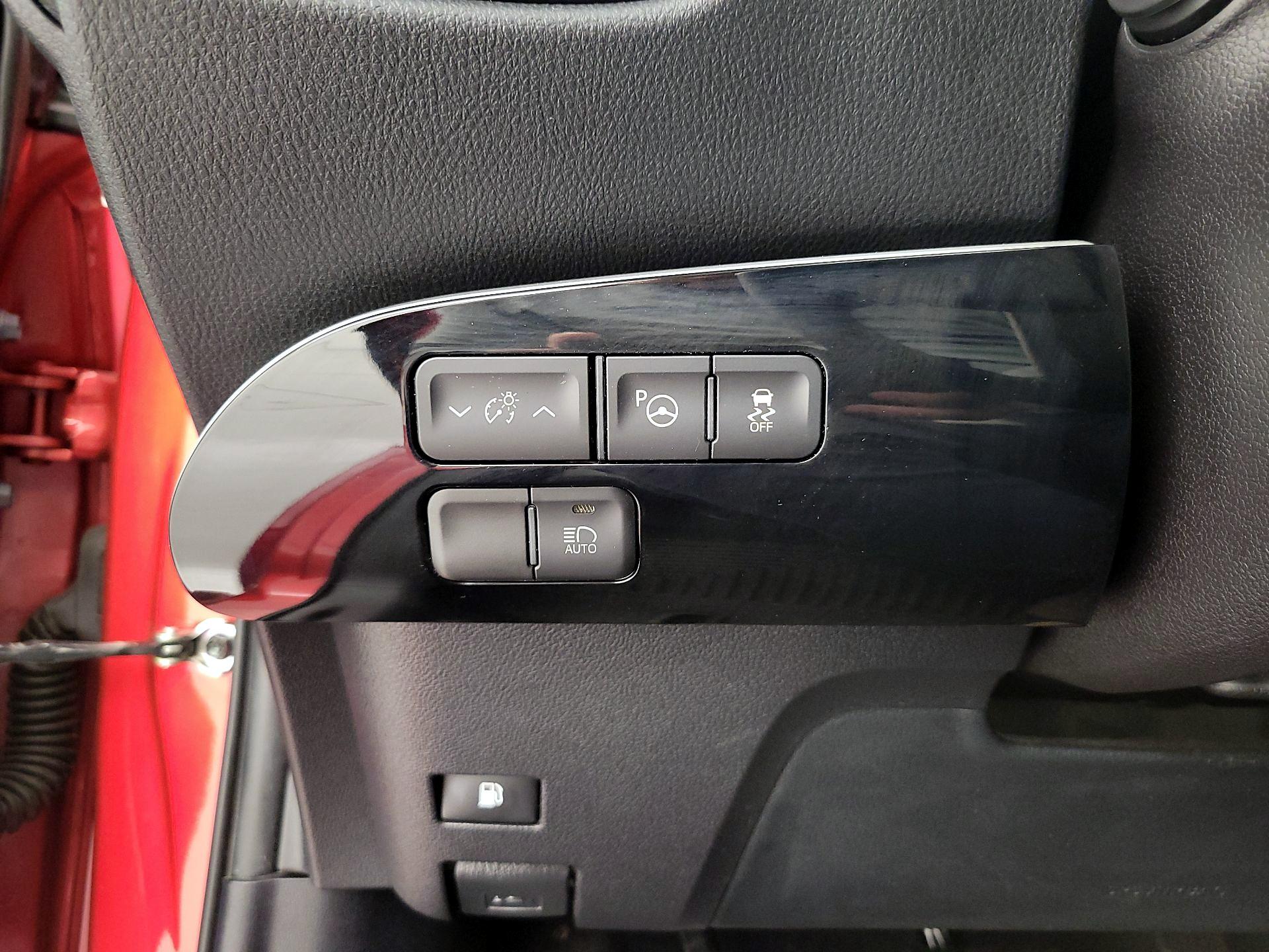 Thumbnail: 2018 Toyota Prius - 13