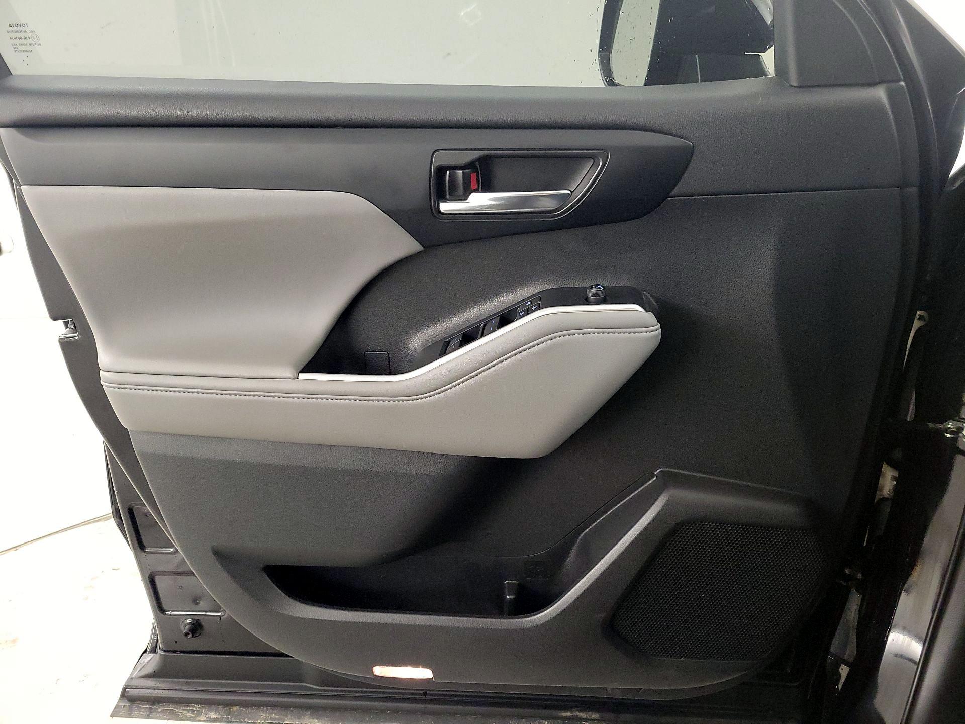 Thumbnail: 2022 Toyota Highlander - 12