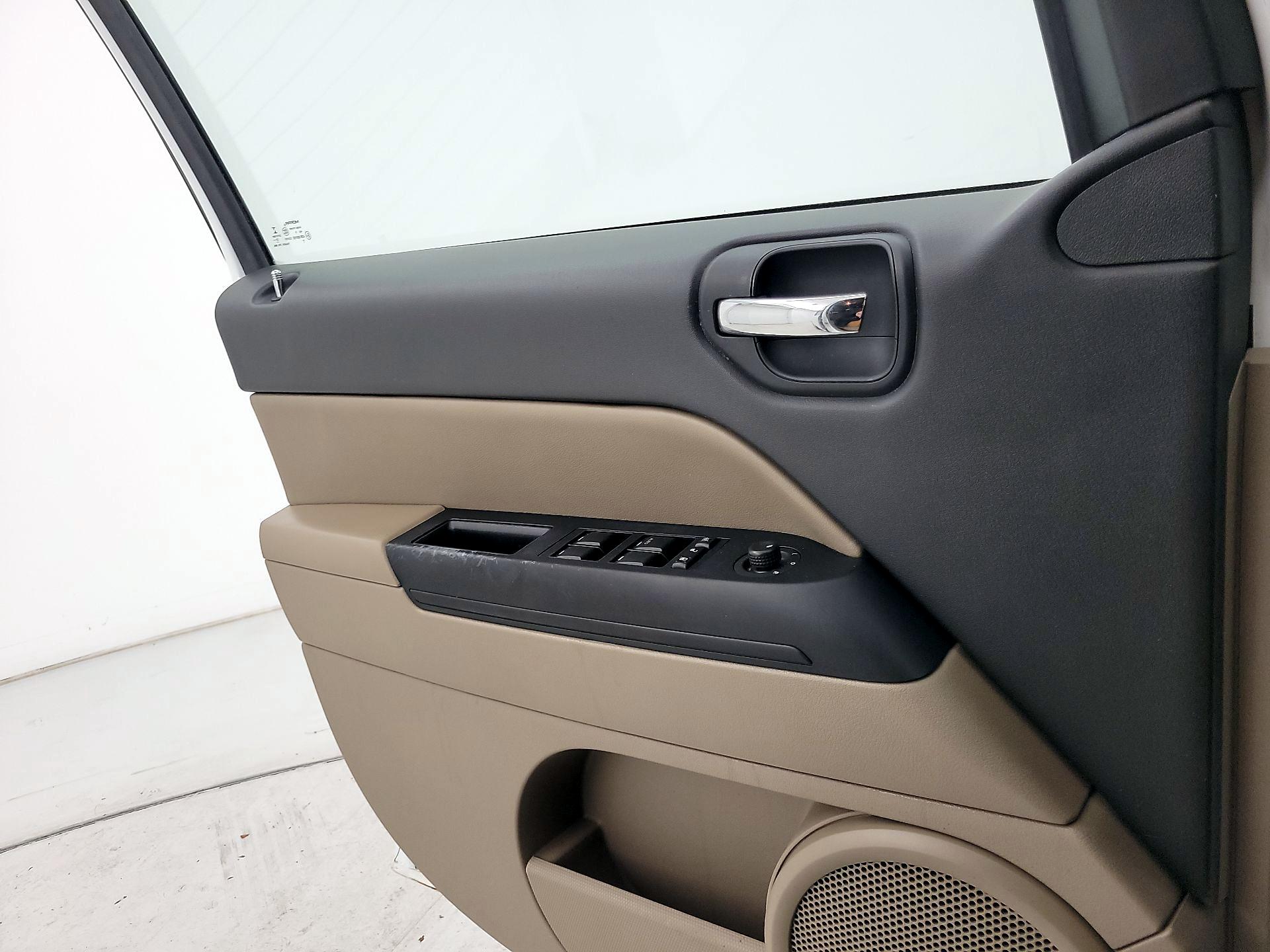 Thumbnail: 2014 Jeep Compass - 12