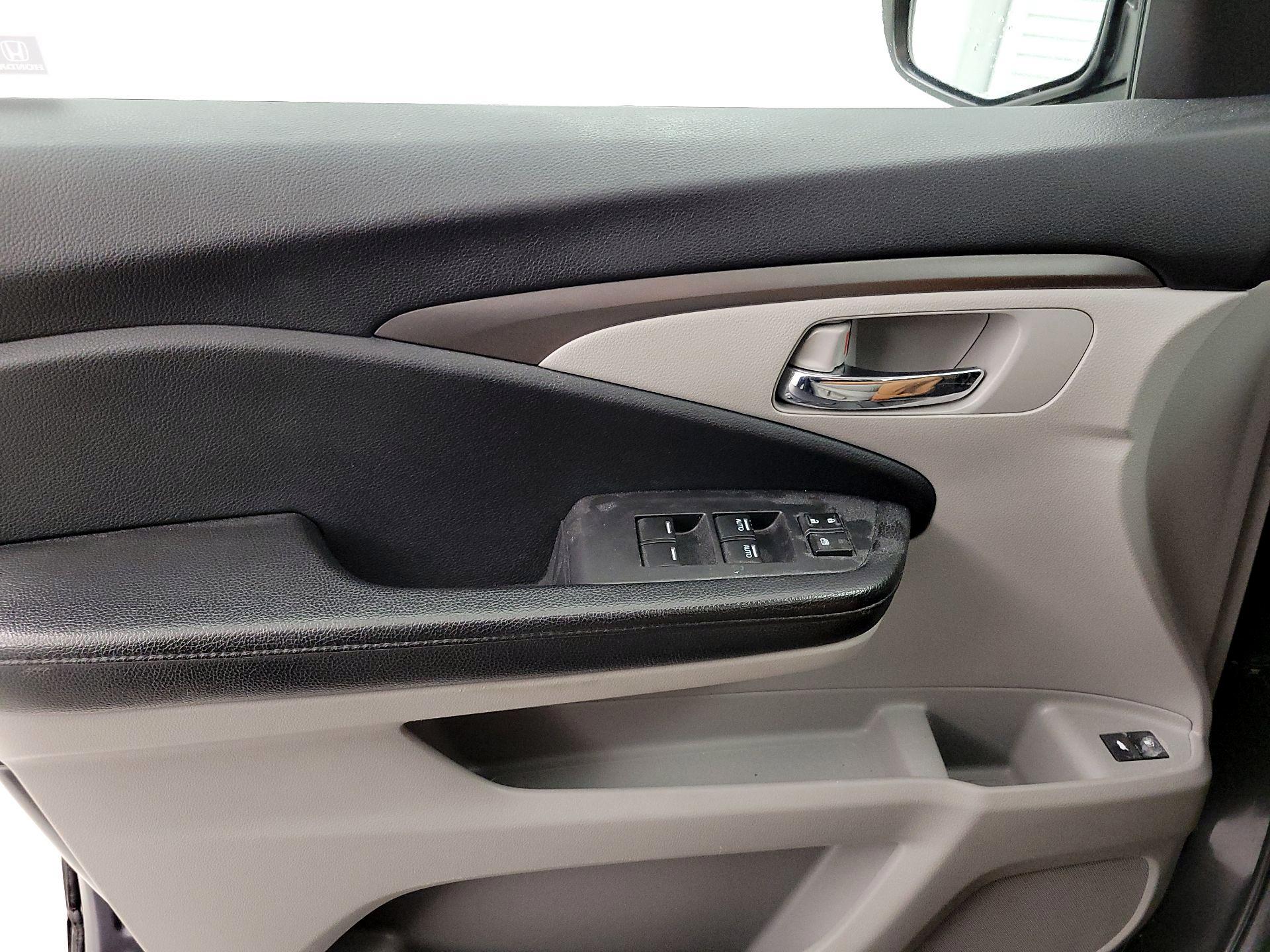 Thumbnail: 2017 Honda Pilot - 12