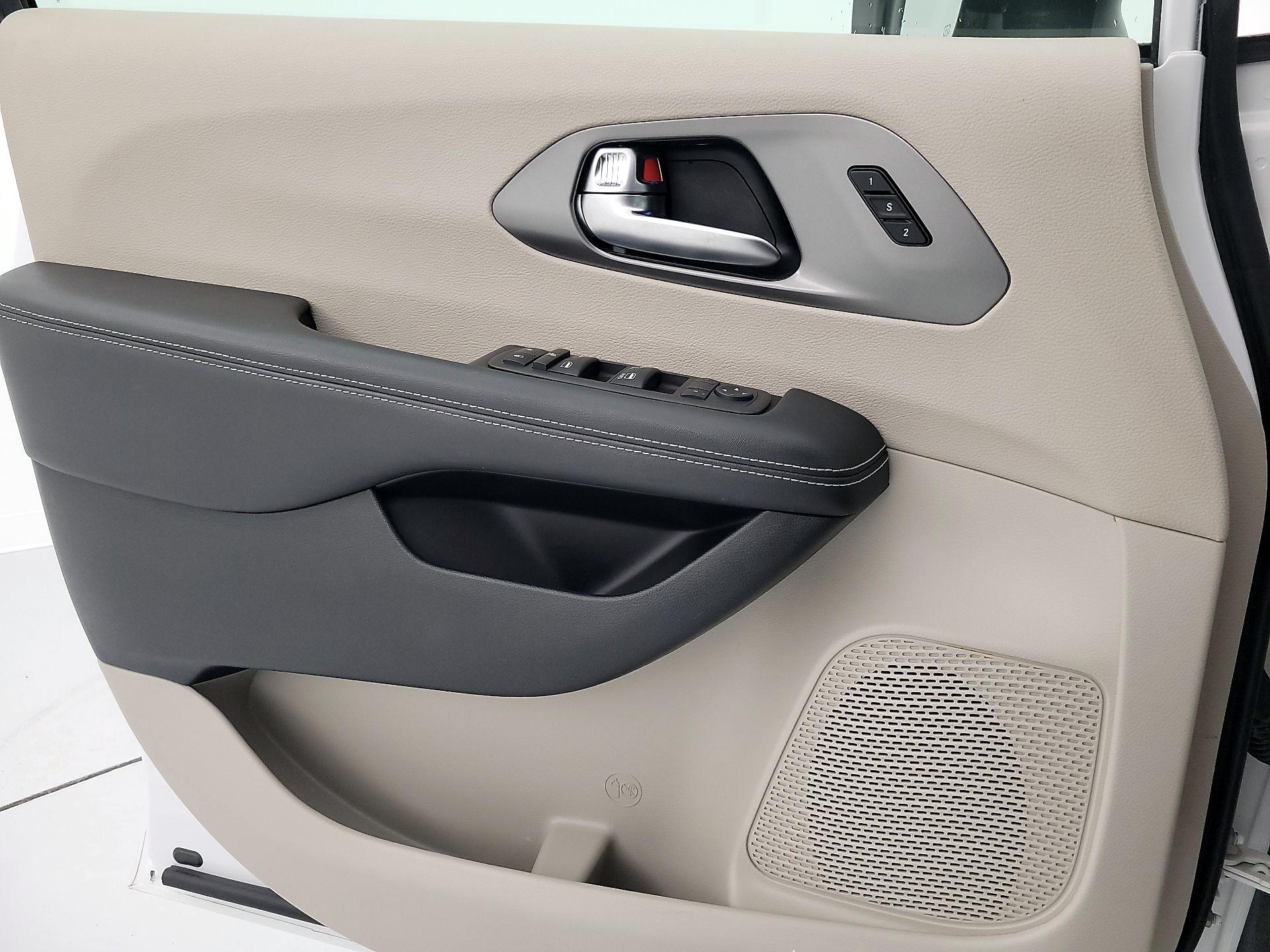 Thumbnail: 2023 Chrysler Pacifica - 12