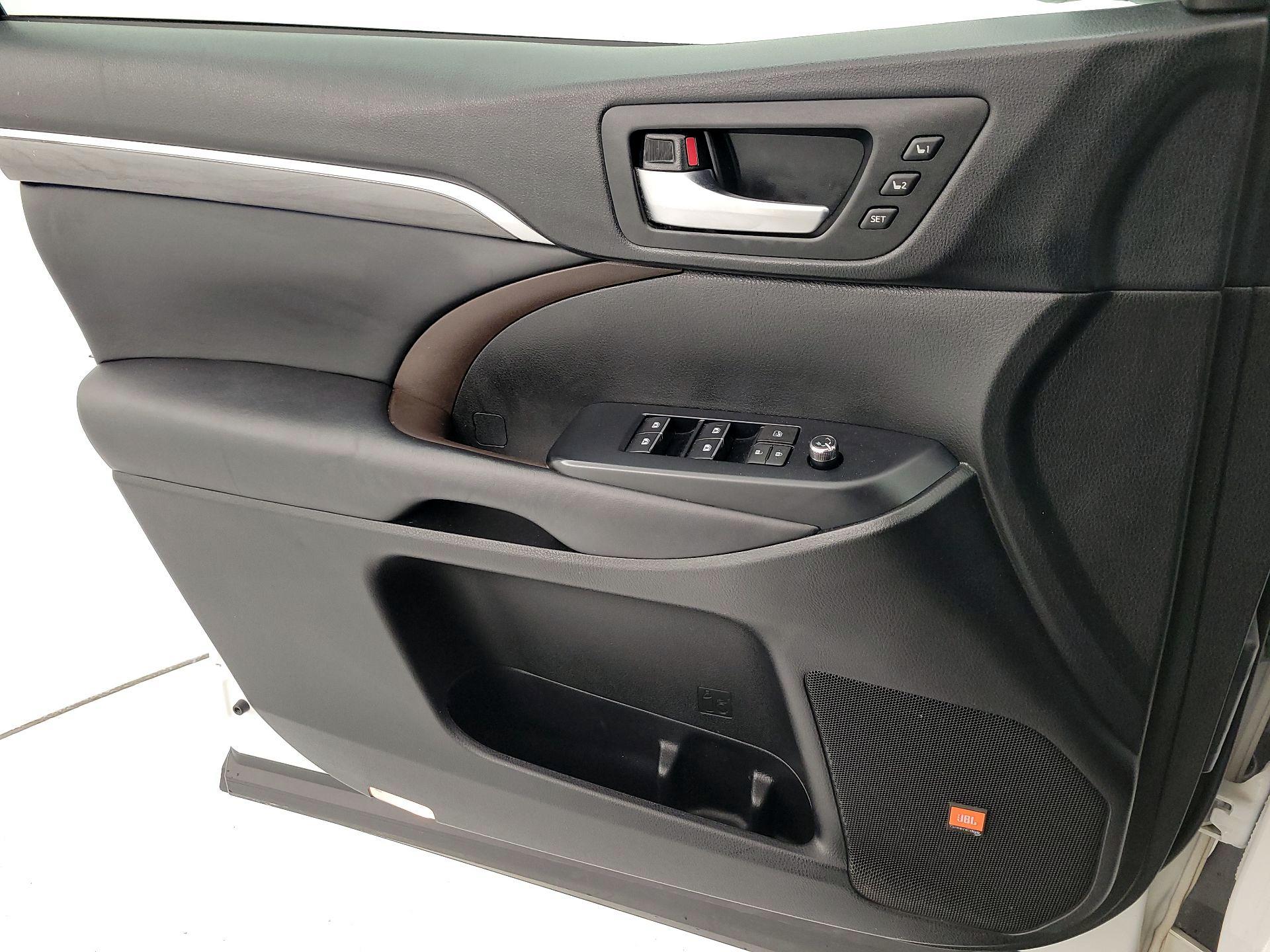 Thumbnail: 2019 Toyota Highlander - 12