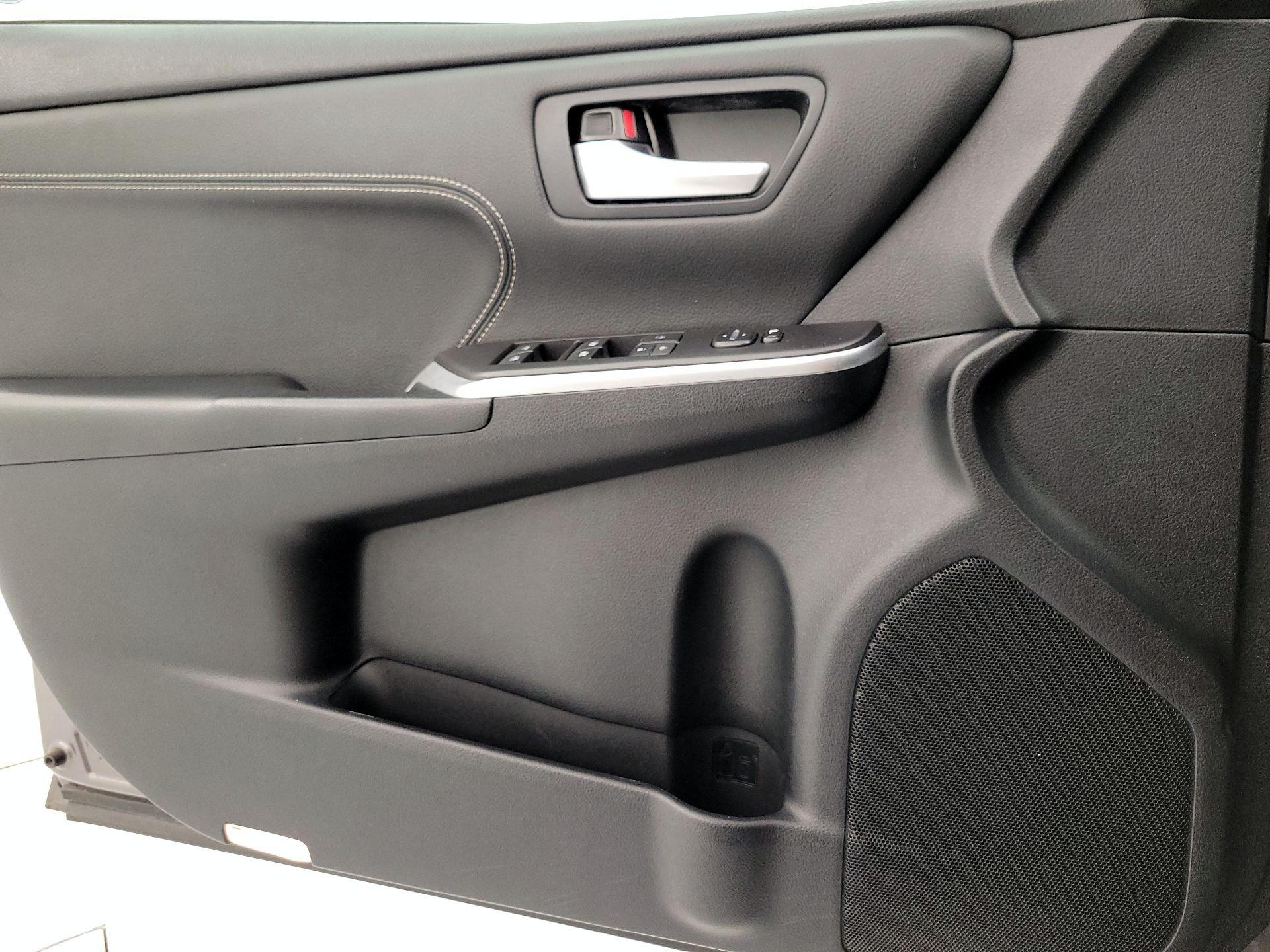 Thumbnail: 2015 Toyota Camry - 12