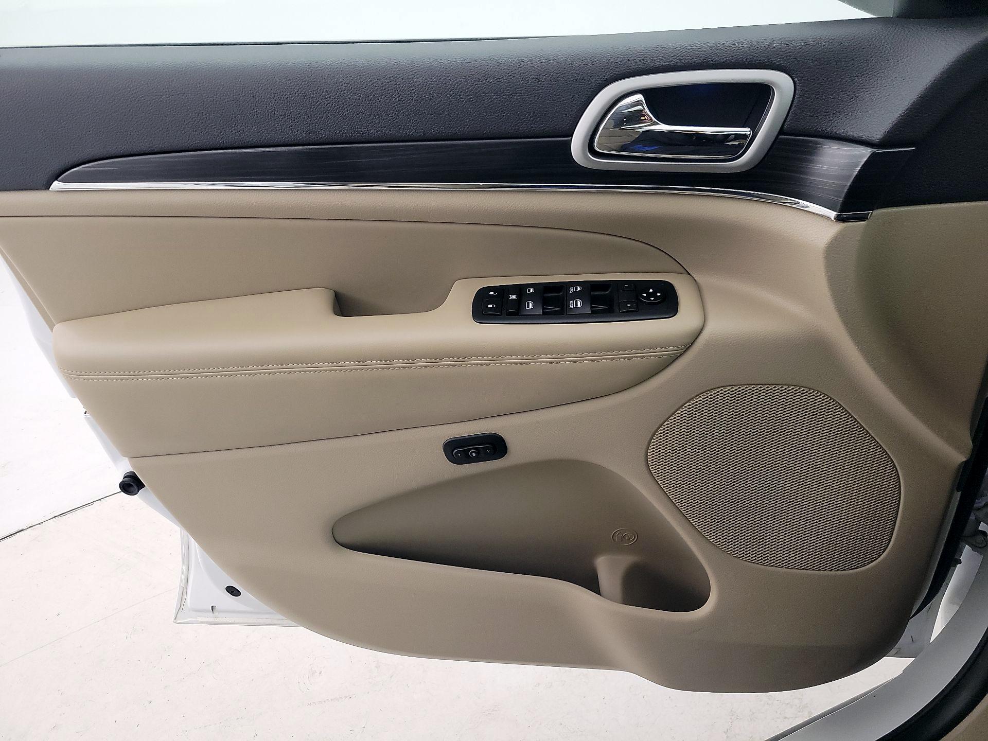 Thumbnail: 2020 Jeep Grand Cherokee - 12