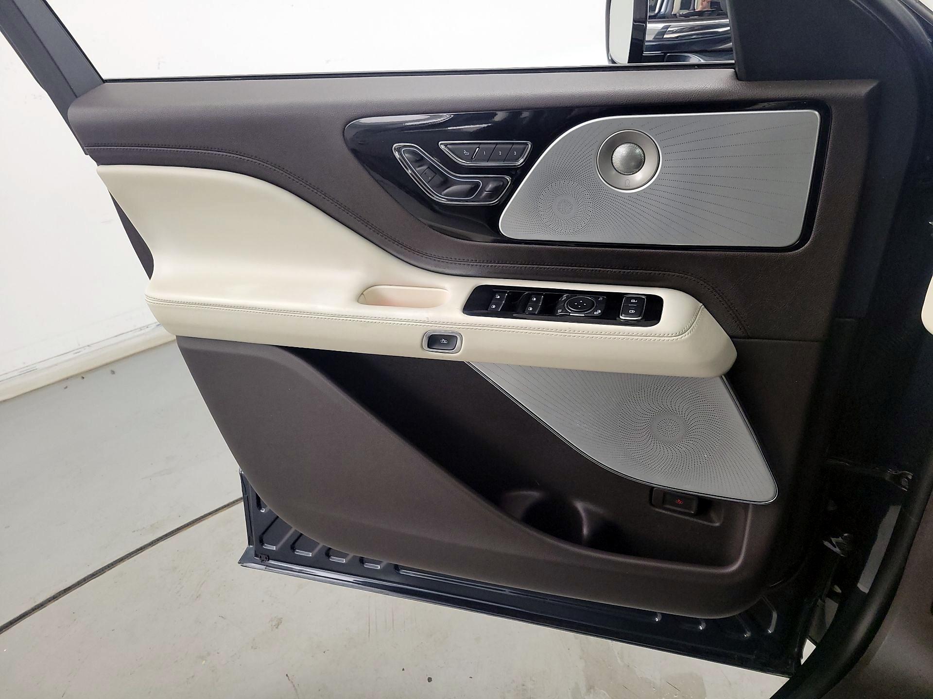 Thumbnail: 2020 Lincoln Aviator - 12