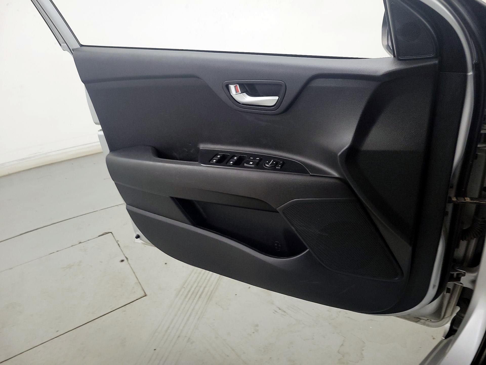 Thumbnail: 2020 Kia Rio - 12