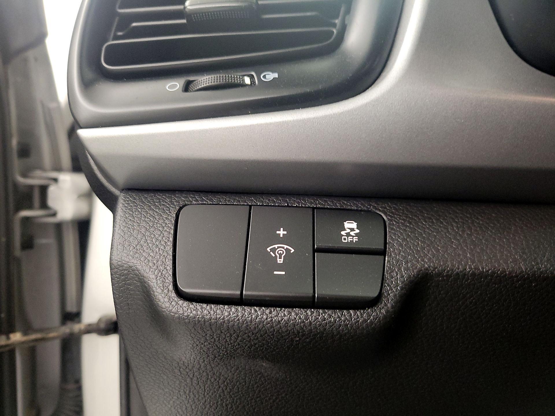 Thumbnail: 2020 Kia Rio - 13