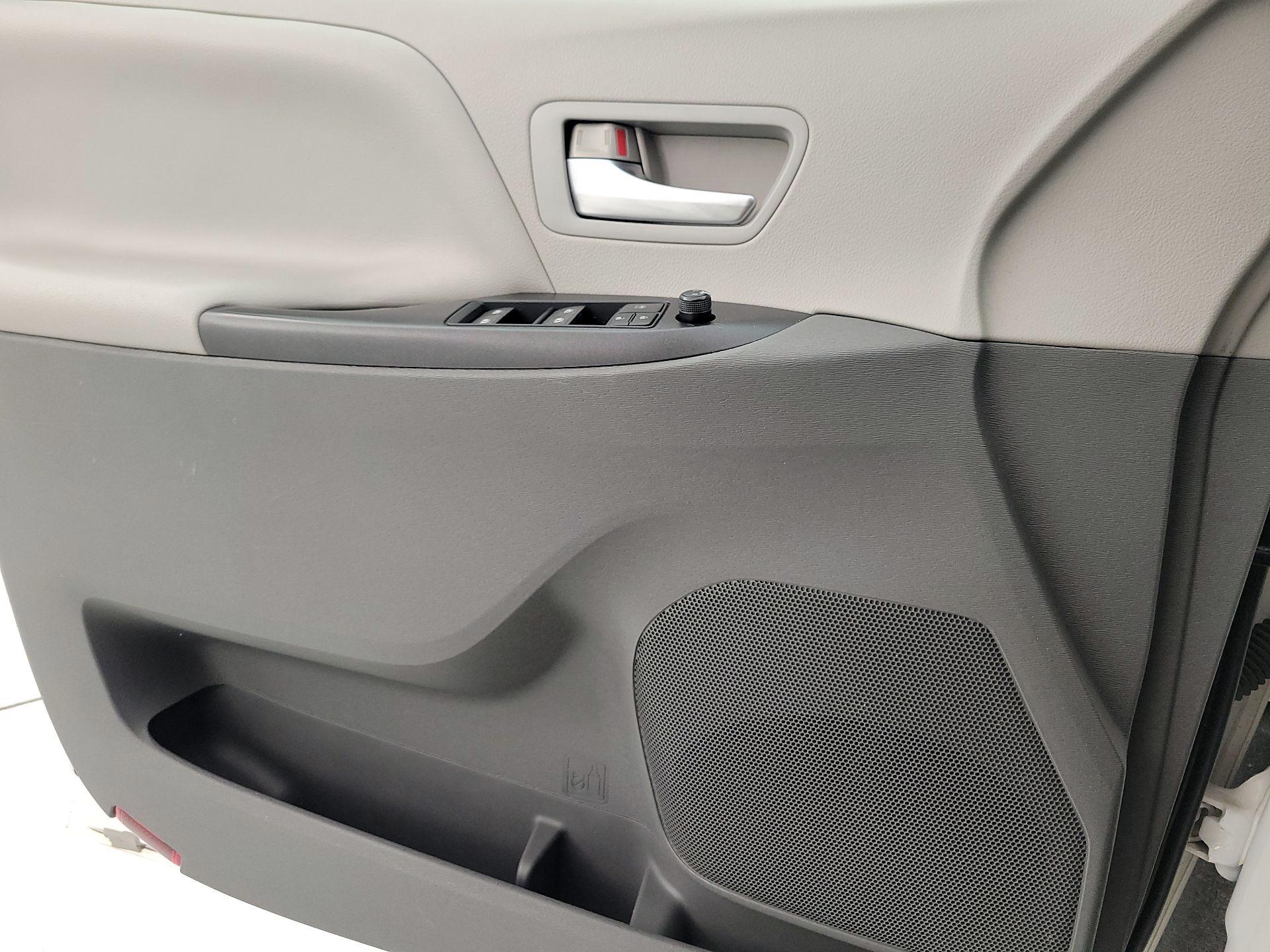 Thumbnail: 2015 Toyota Sienna - 12