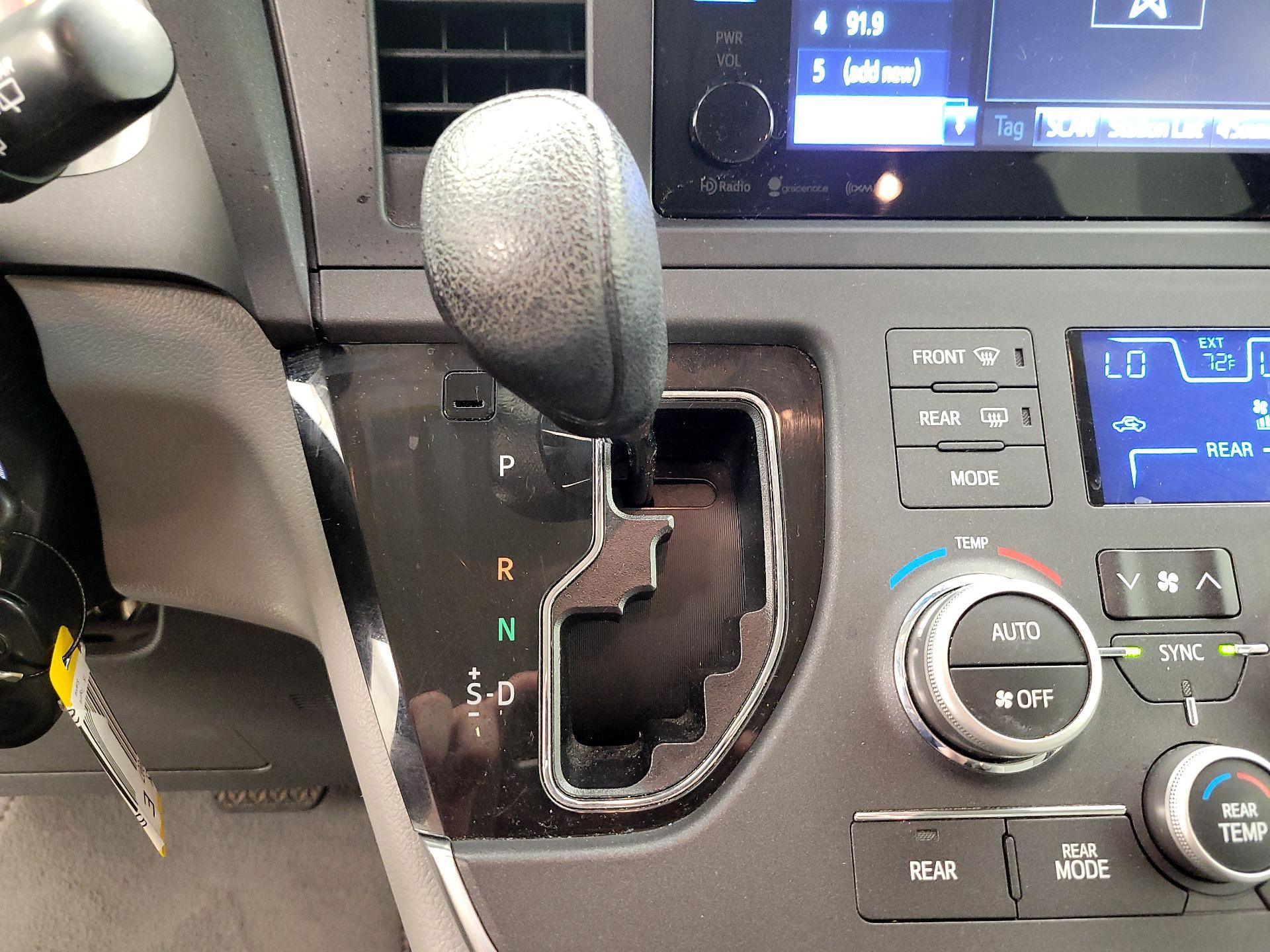 Thumbnail: 2015 Toyota Sienna - 17