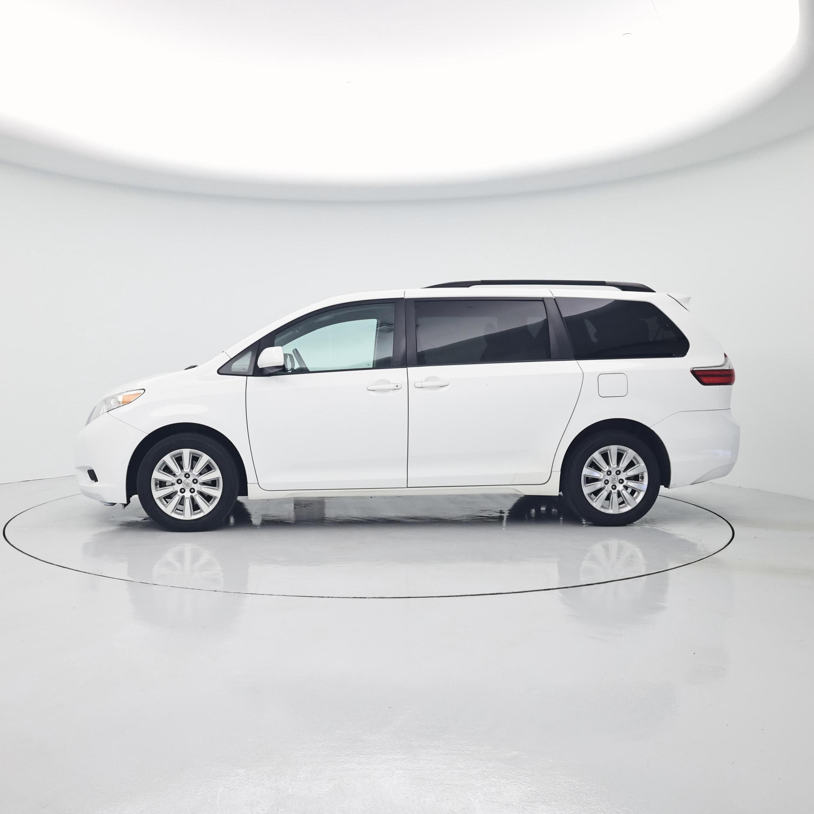 Thumbnail: 2015 Toyota Sienna - 3