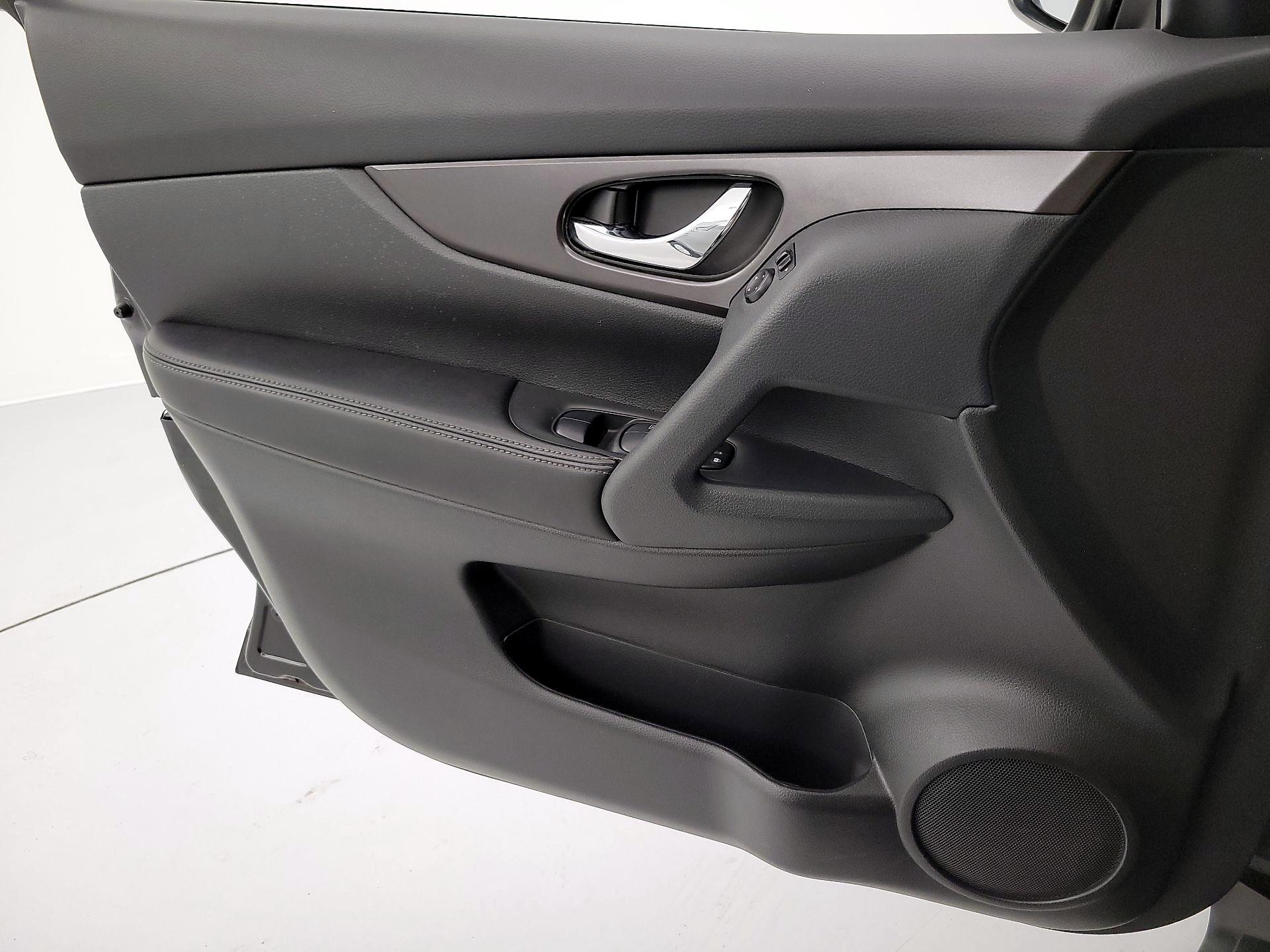 Thumbnail: 2015 Nissan Rogue - 12