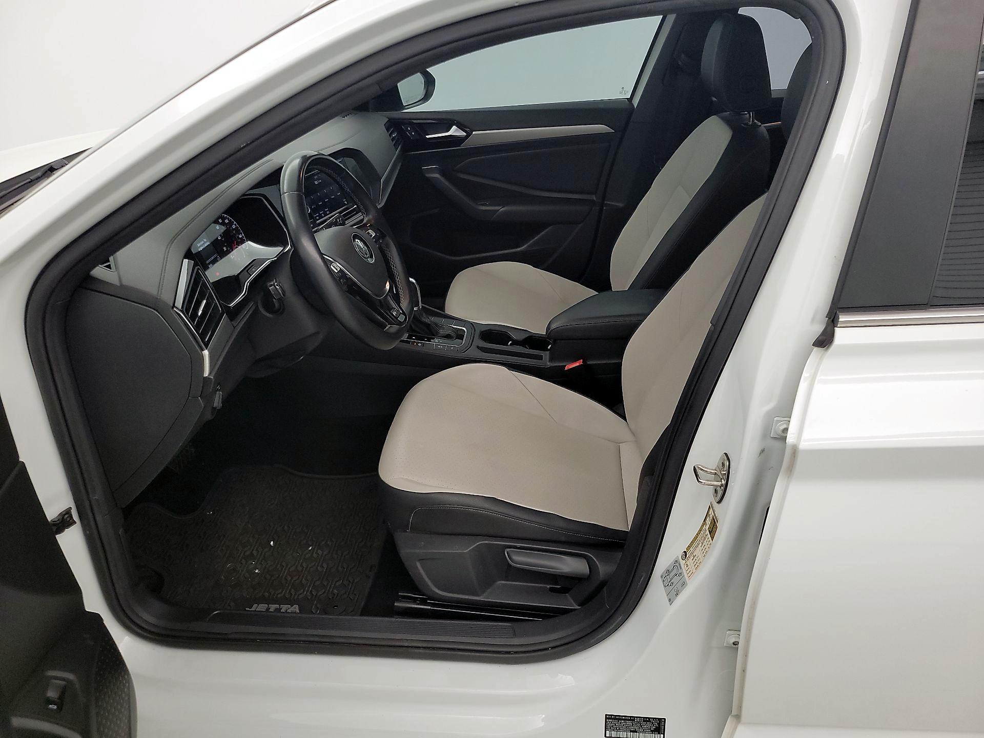 Thumbnail: 2019 Volkswagen Jetta - 11