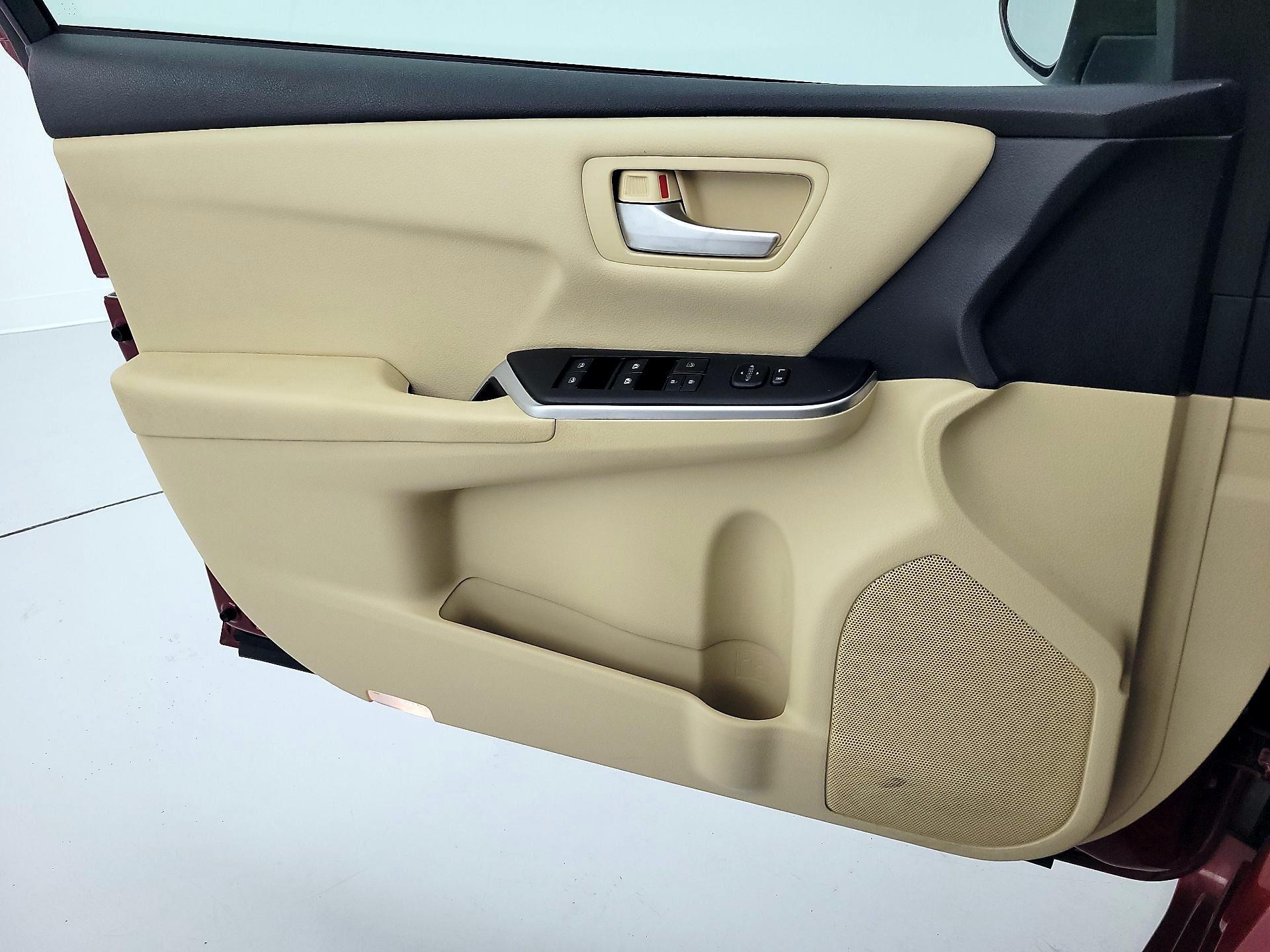 Thumbnail: 2016 Toyota Camry - 12