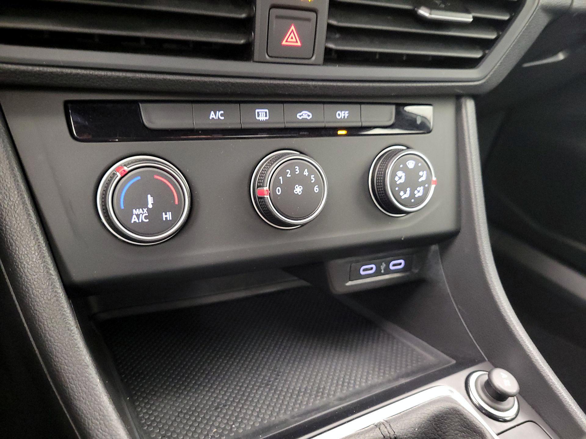 Thumbnail: 2022 Volkswagen Jetta - 16