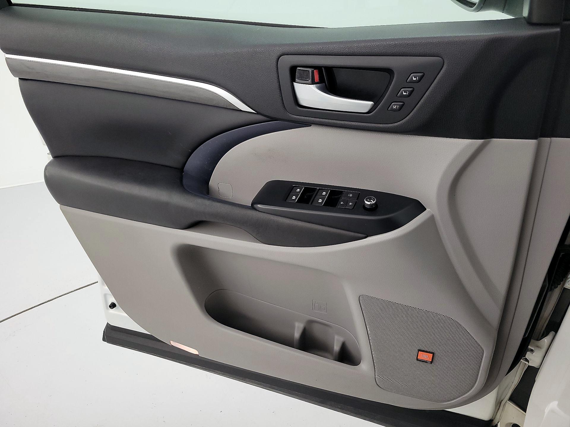 Thumbnail: 2017 Toyota Highlander - 12