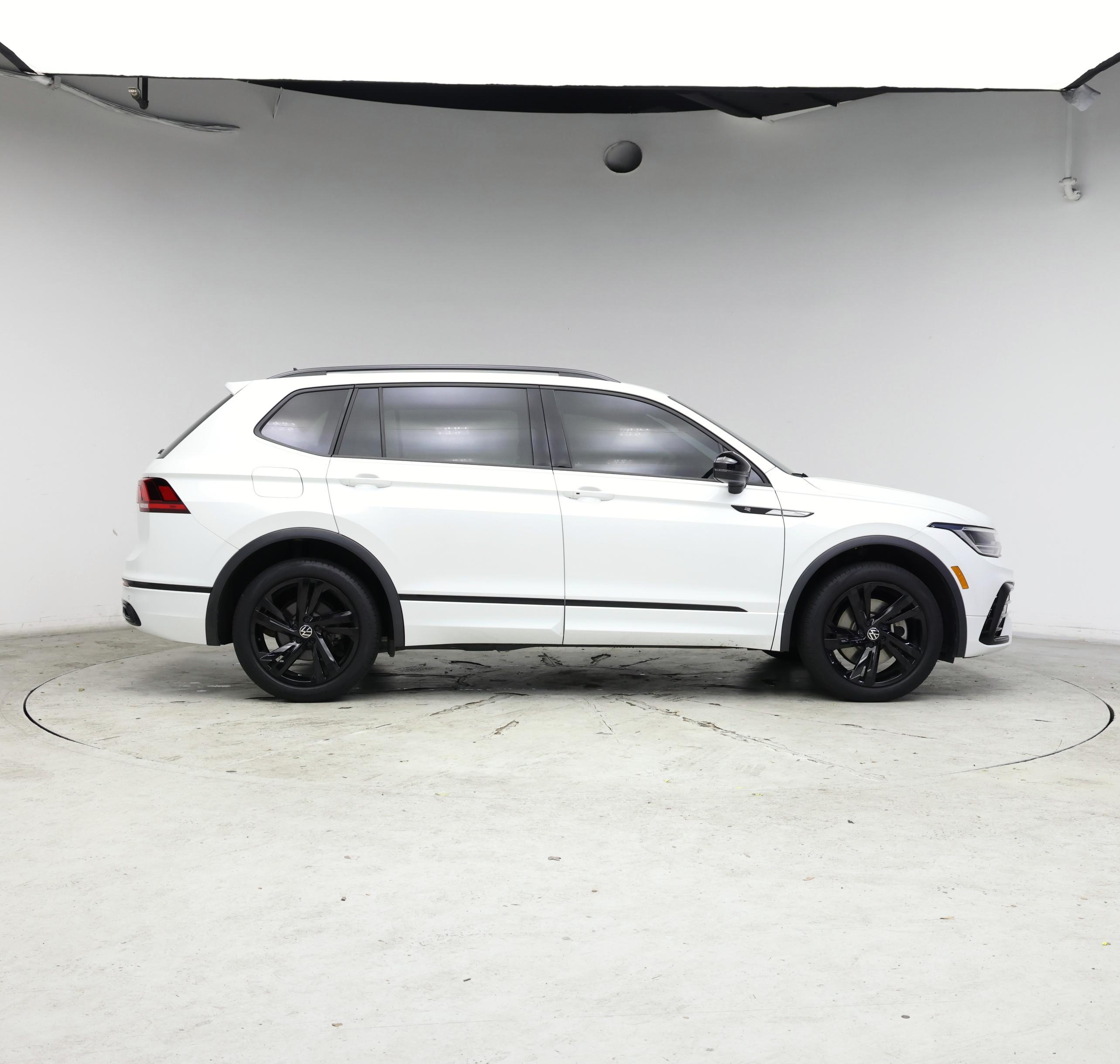 Thumbnail: 2023 Volkswagen Tiguan - 7