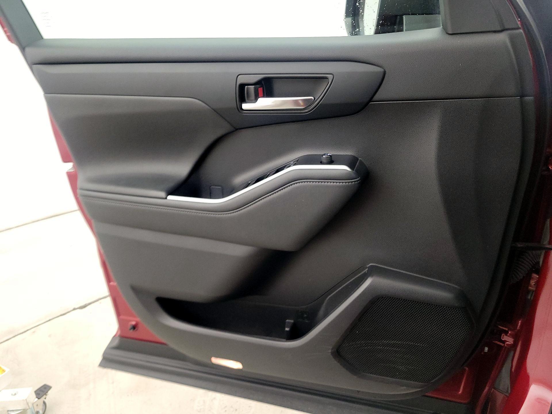 Thumbnail: 2021 Toyota Highlander - 12