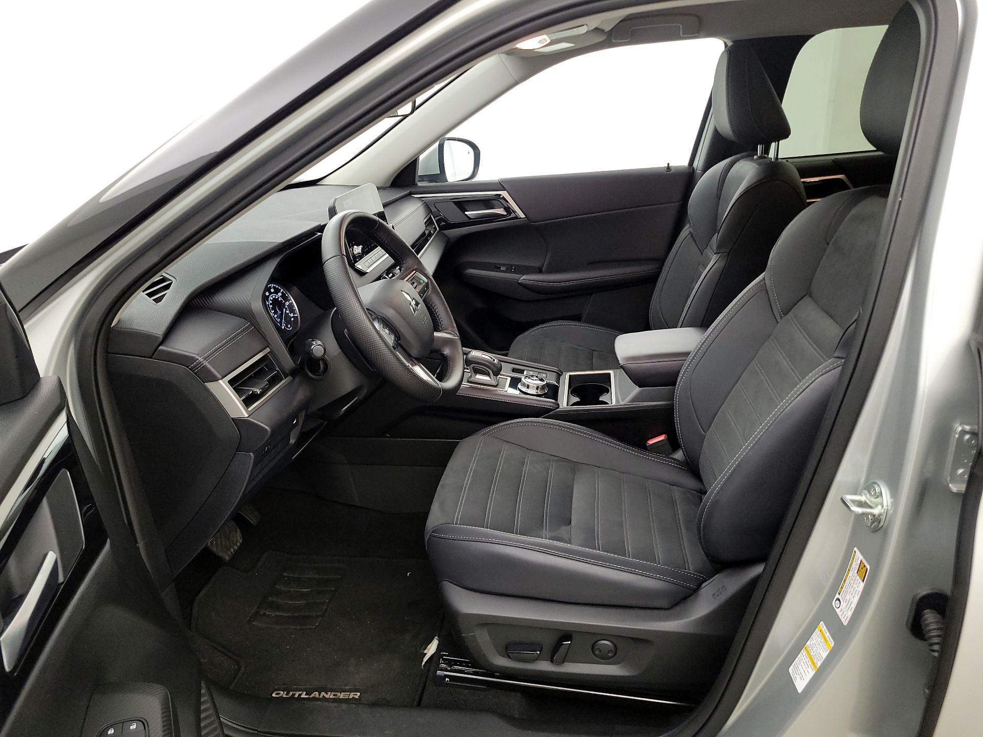 Thumbnail: 2024 Mitsubishi Outlander - 11