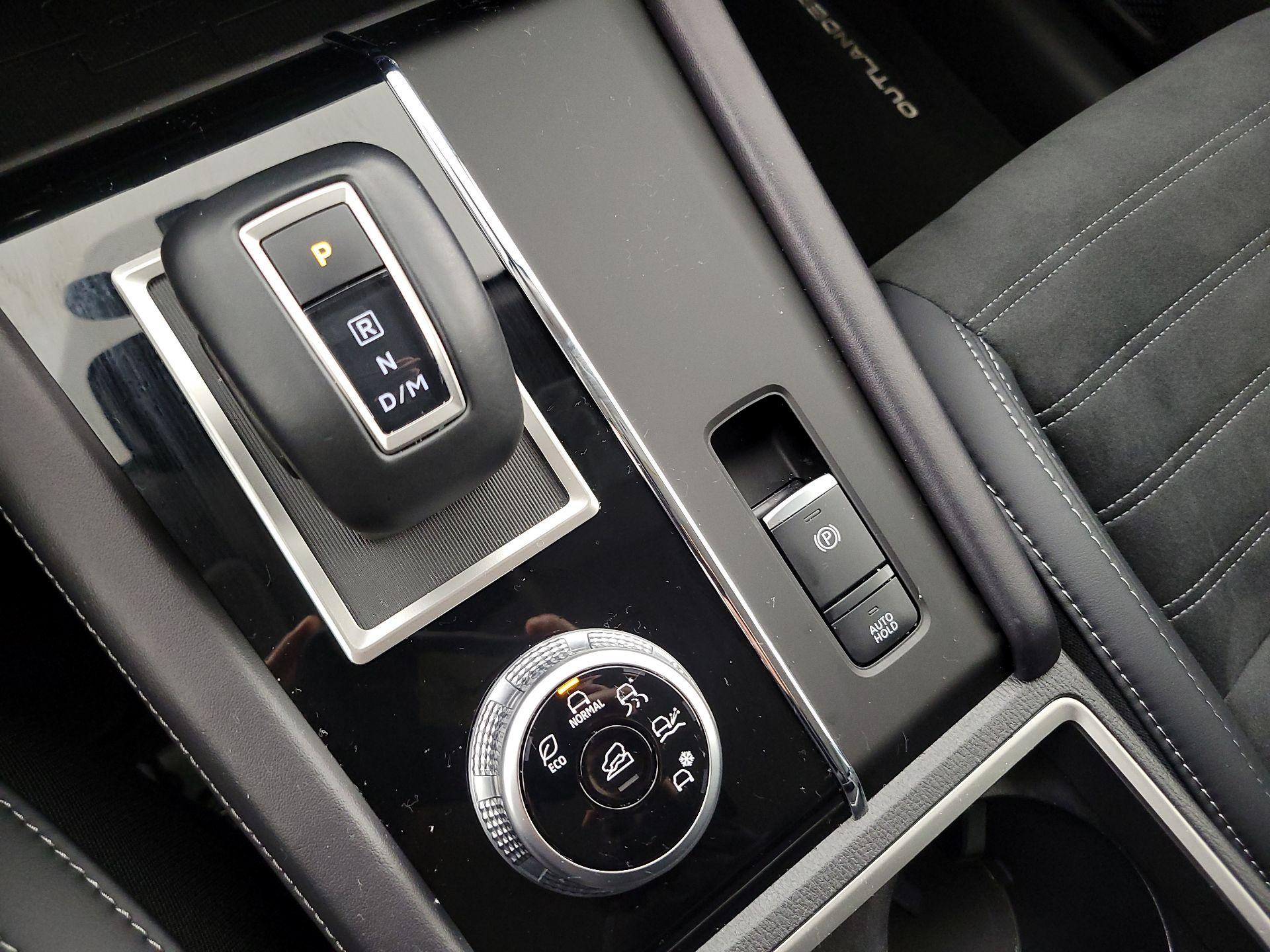 Thumbnail: 2024 Mitsubishi Outlander - 18