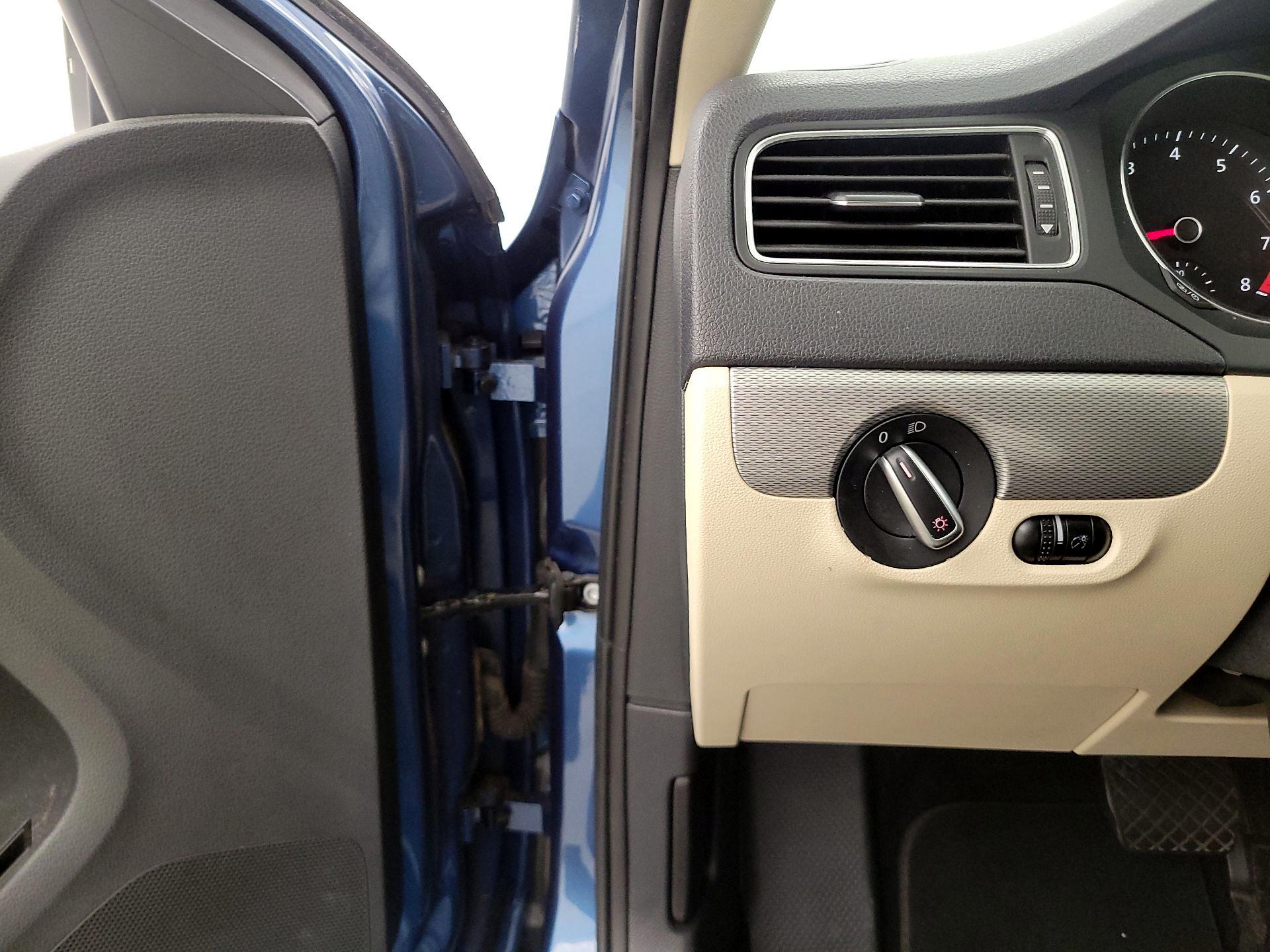 Thumbnail: 2017 Volkswagen Jetta - 13