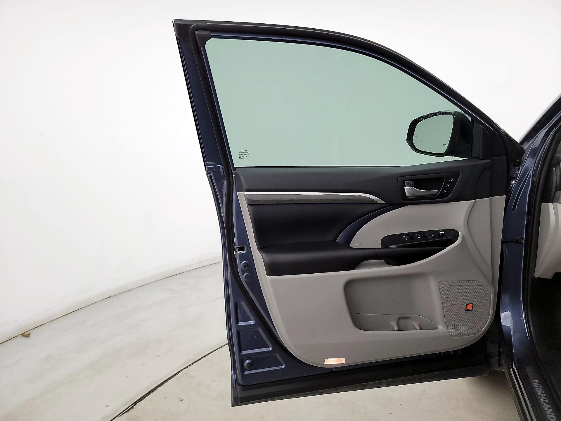 Thumbnail: 2019 Toyota Highlander - 12