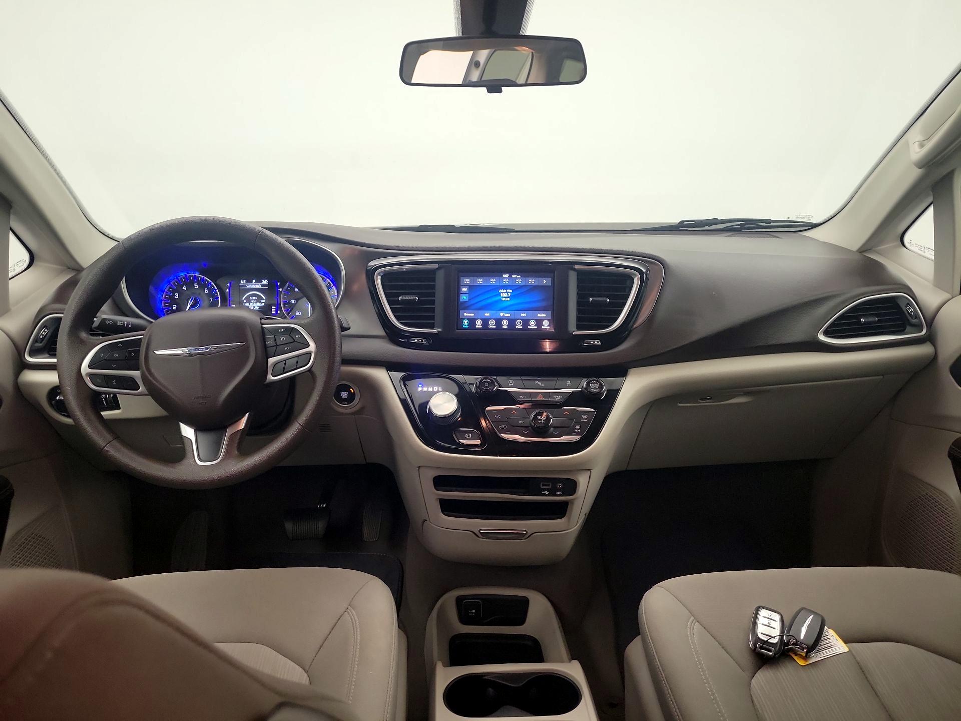 Thumbnail: 2020 Chrysler Voyager - 9