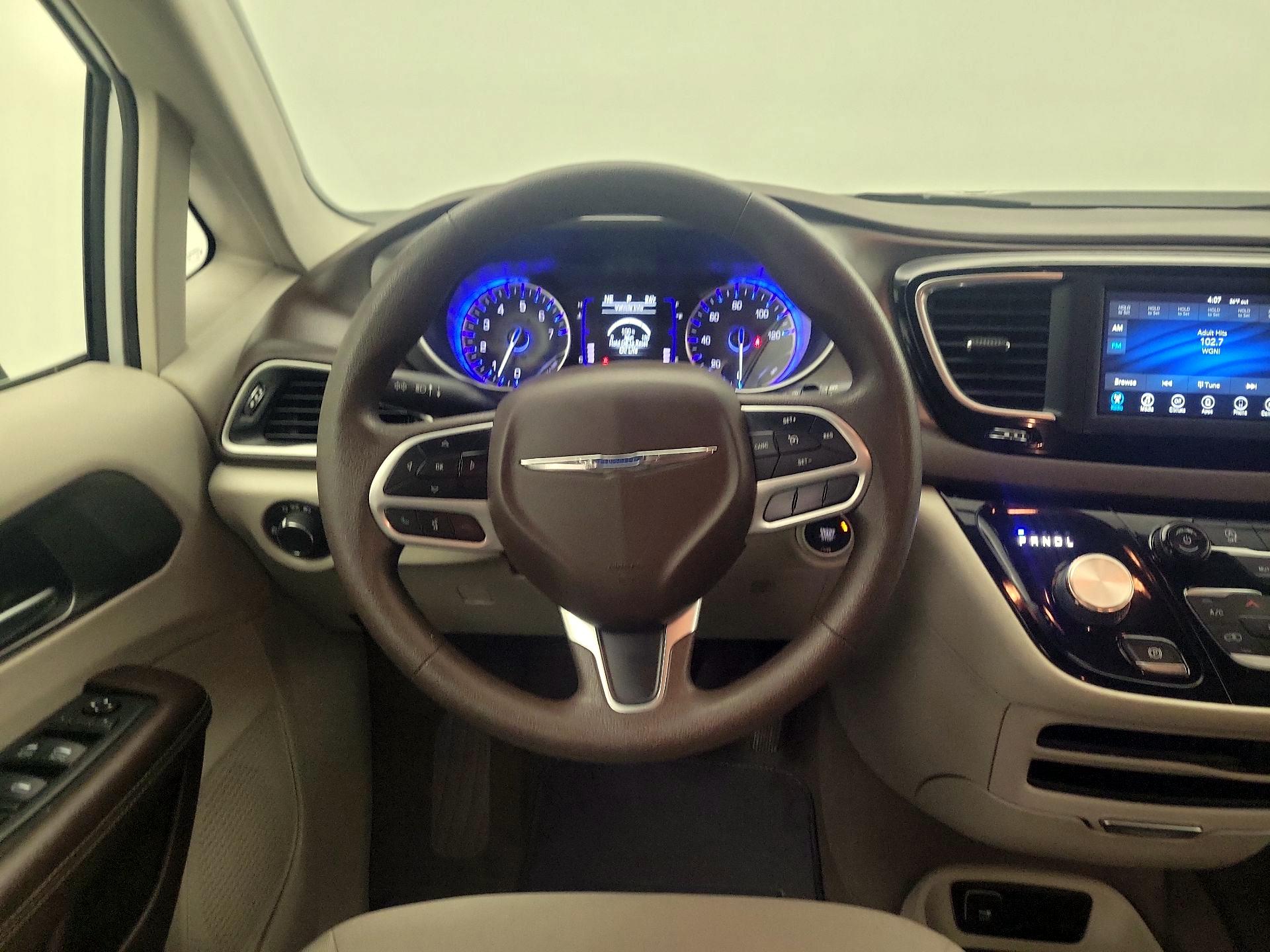 Thumbnail: 2020 Chrysler Voyager - 10