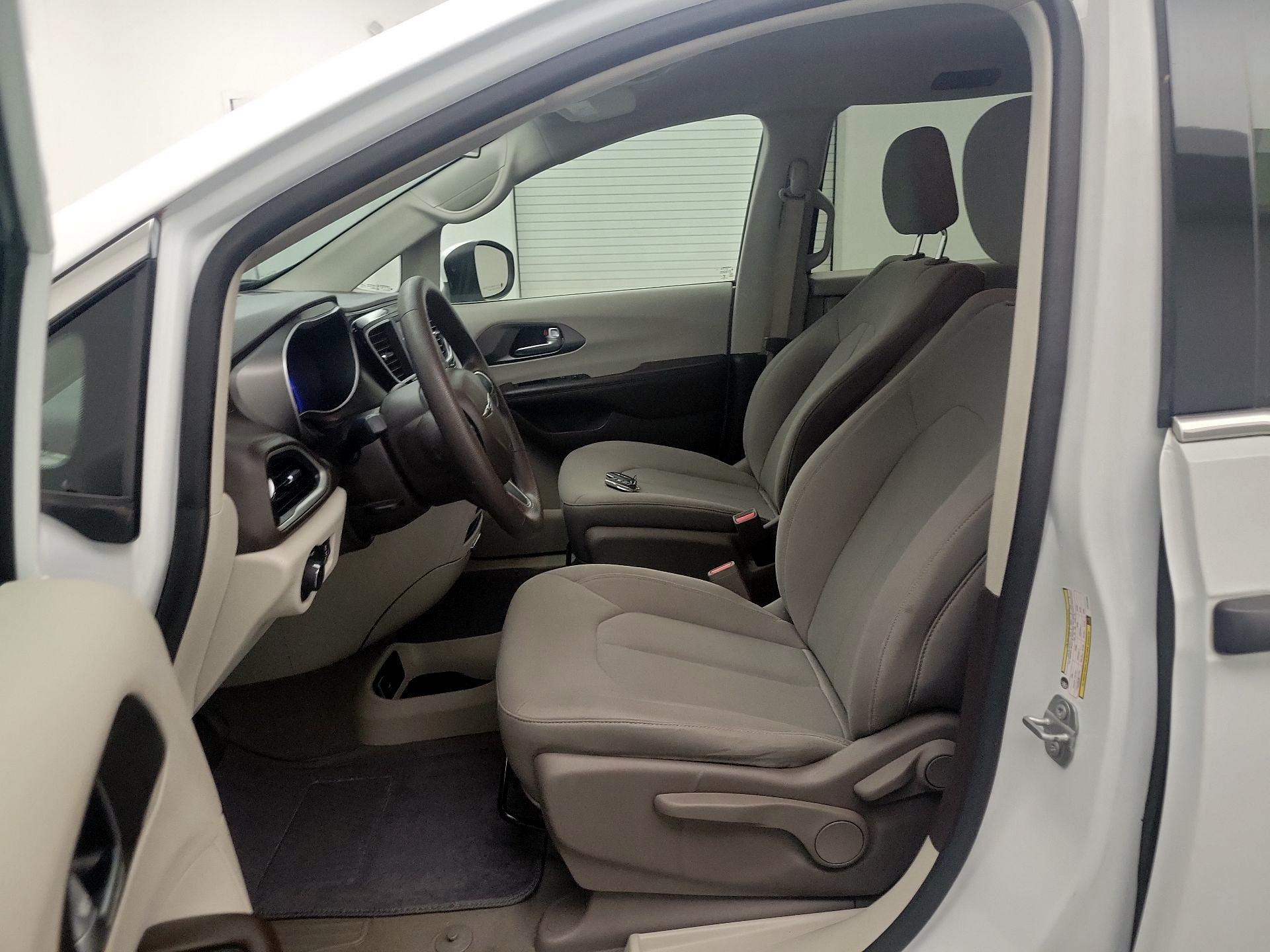 Thumbnail: 2020 Chrysler Voyager - 11