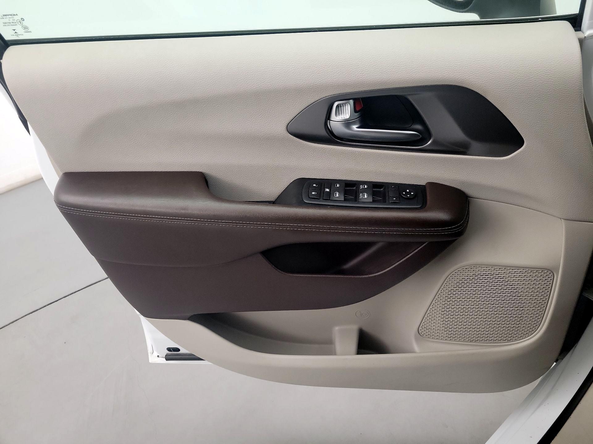 Thumbnail: 2020 Chrysler Voyager - 12