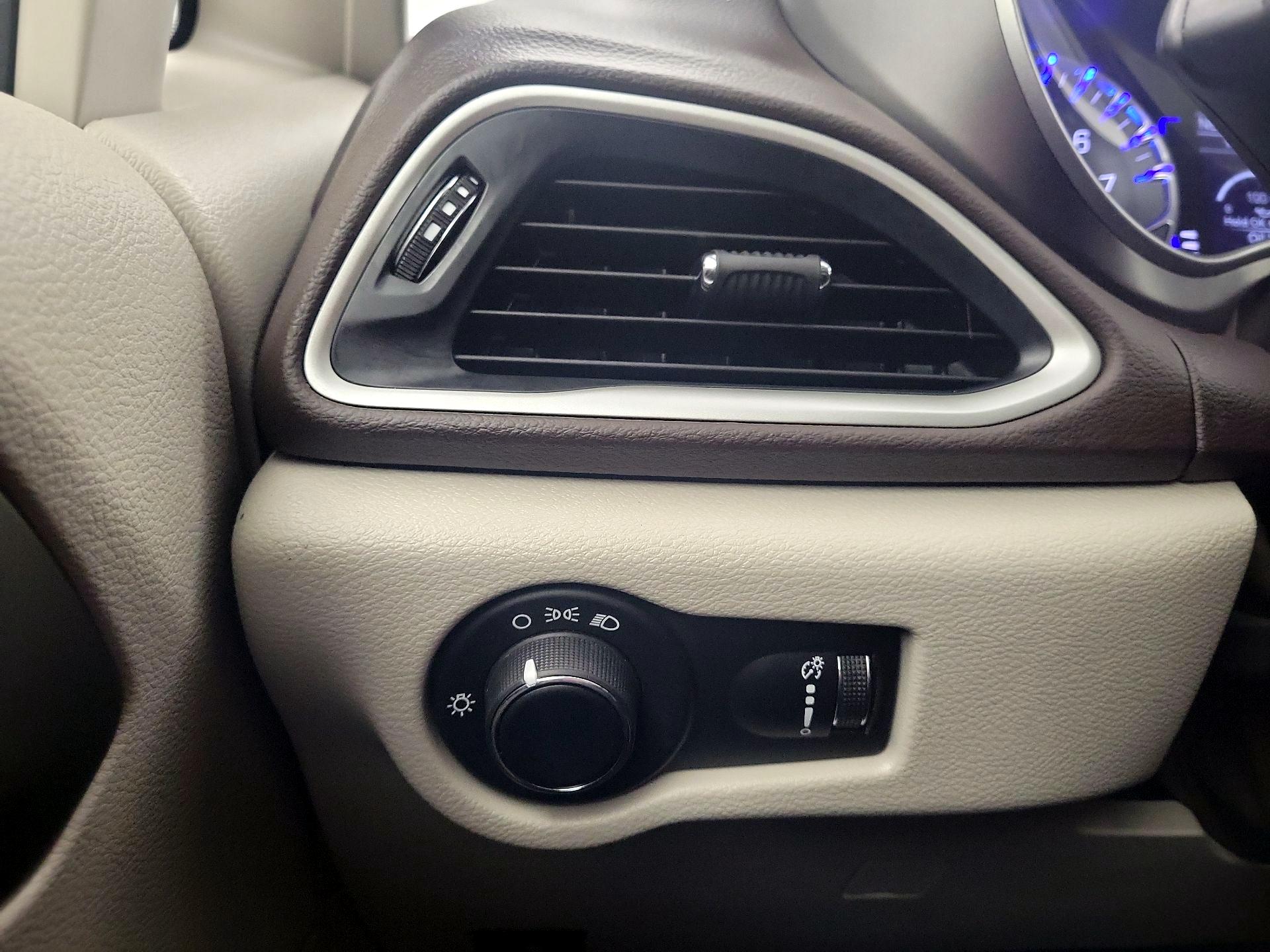 Thumbnail: 2020 Chrysler Voyager - 13