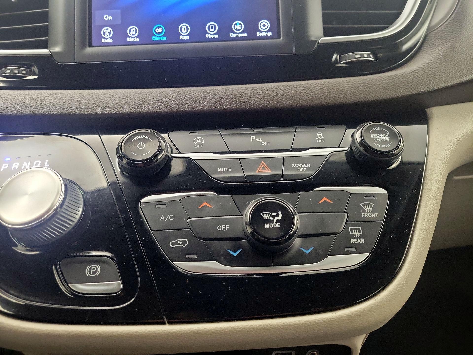 Thumbnail: 2020 Chrysler Voyager - 16