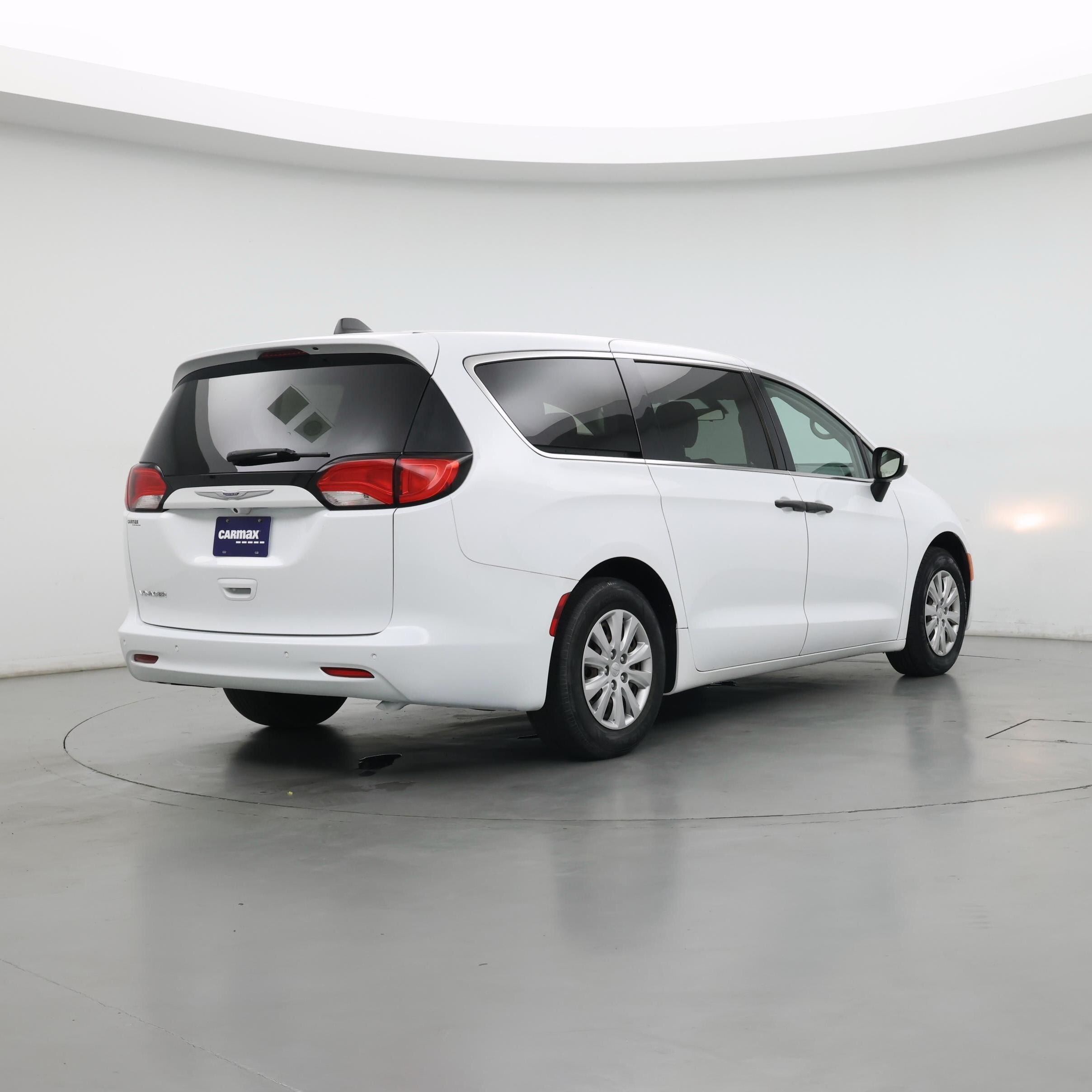 Thumbnail: 2020 Chrysler Voyager - 8