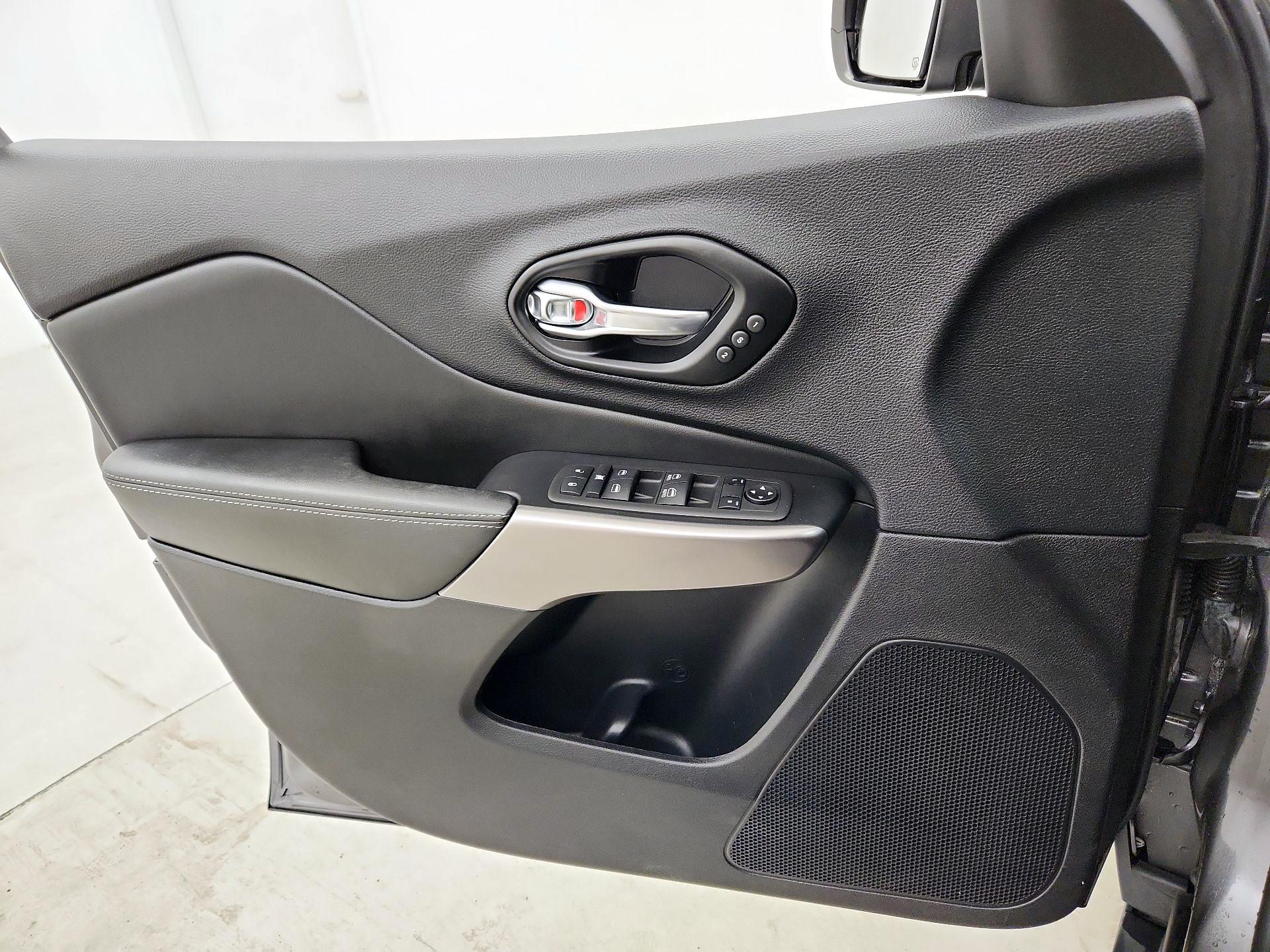 Thumbnail: 2022 Jeep Cherokee - 12