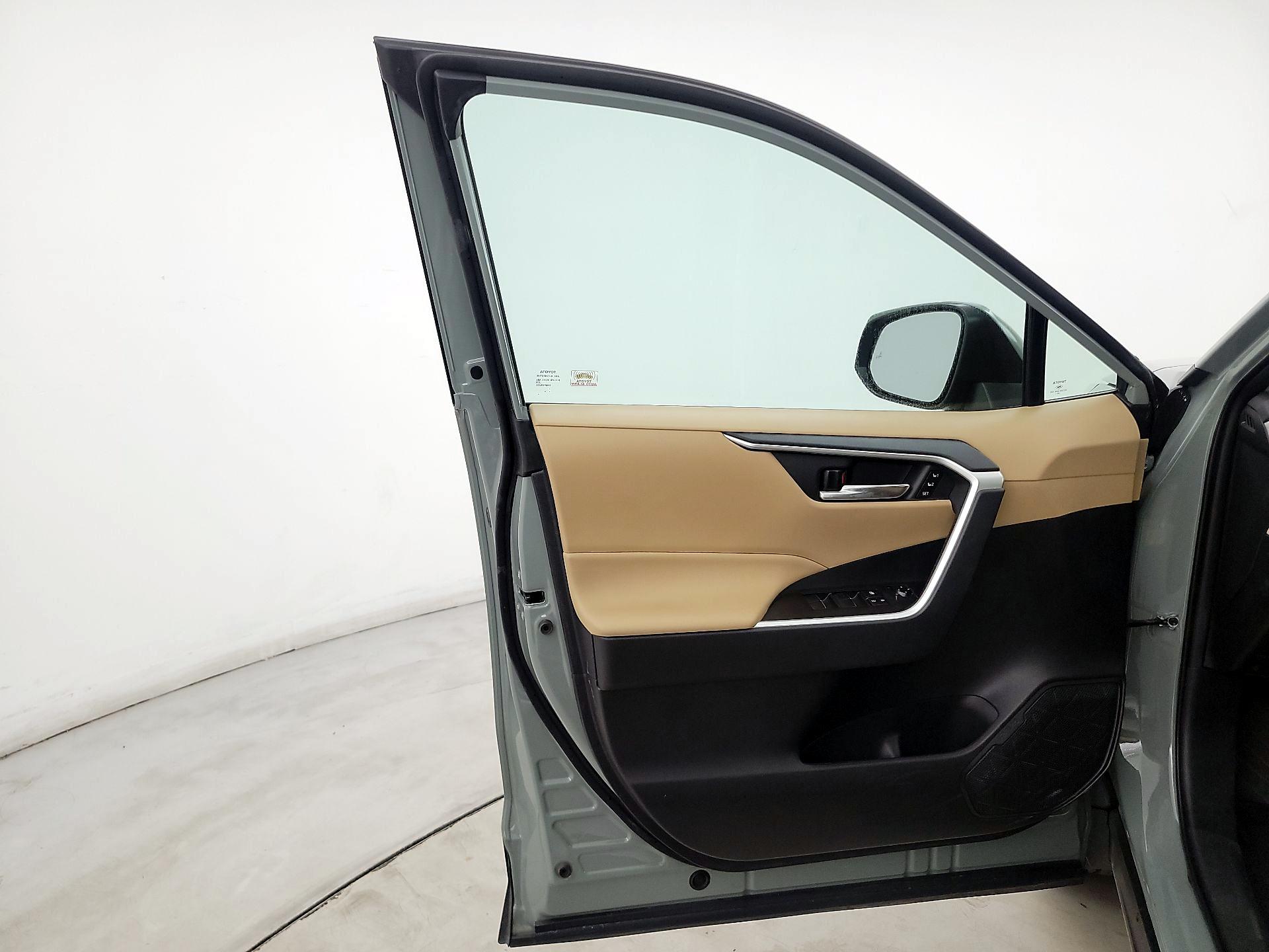 Thumbnail: 2021 Toyota RAV4 - 12