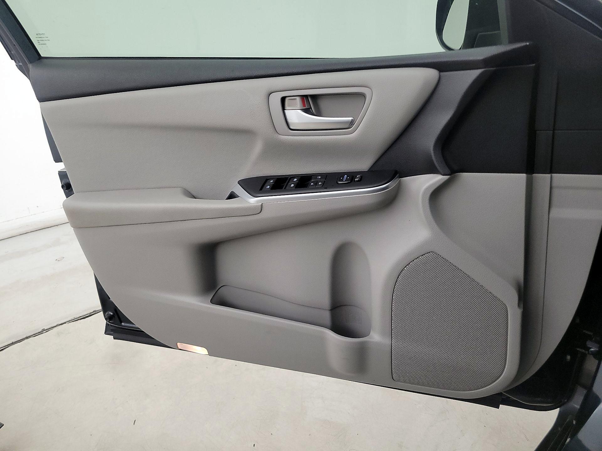 Thumbnail: 2016 Toyota Camry - 12