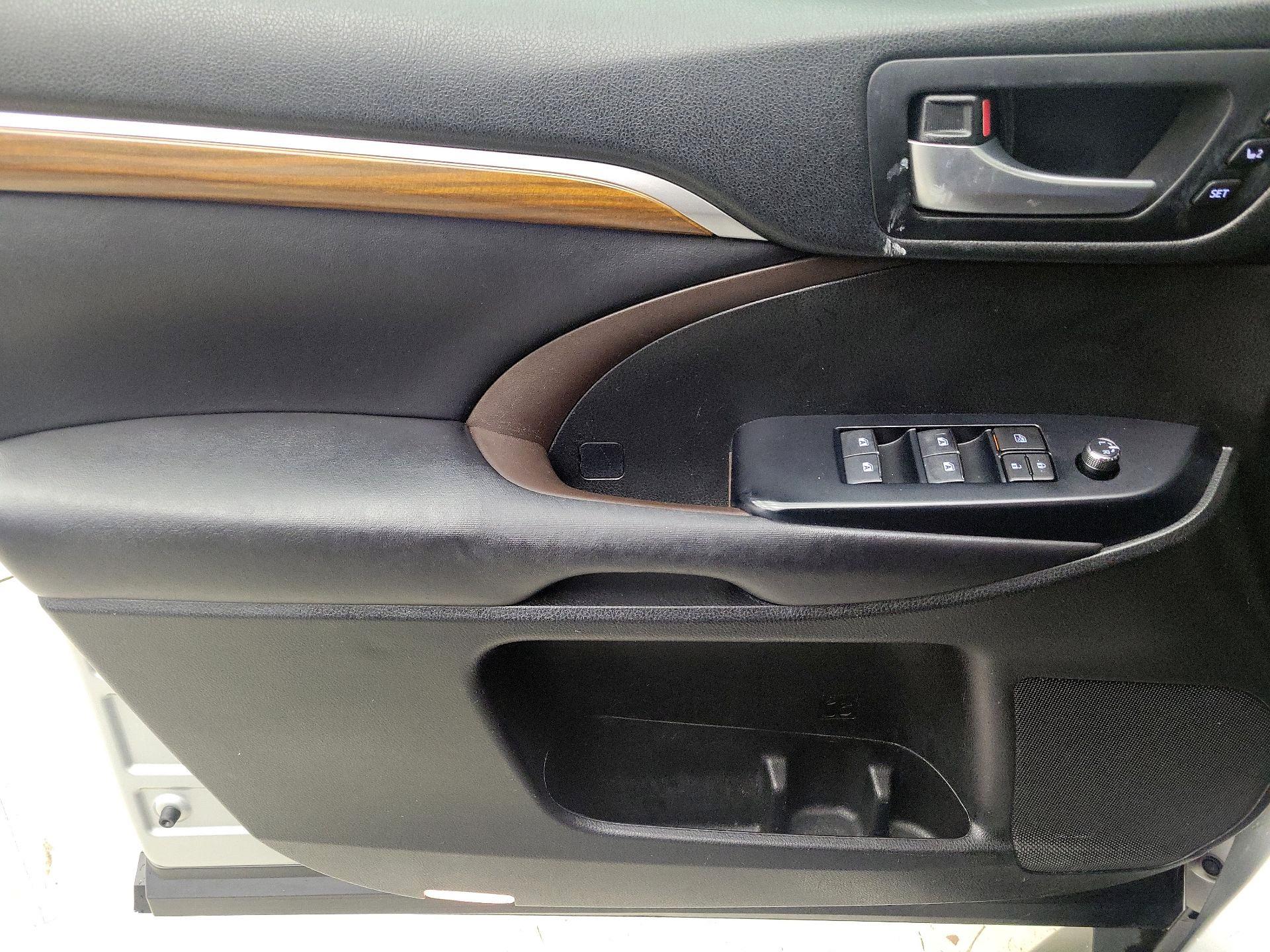 Thumbnail: 2018 Toyota Highlander - 12