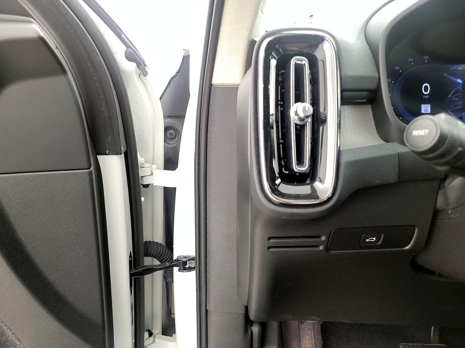 Thumbnail: 2023 Volvo XC40 - 13