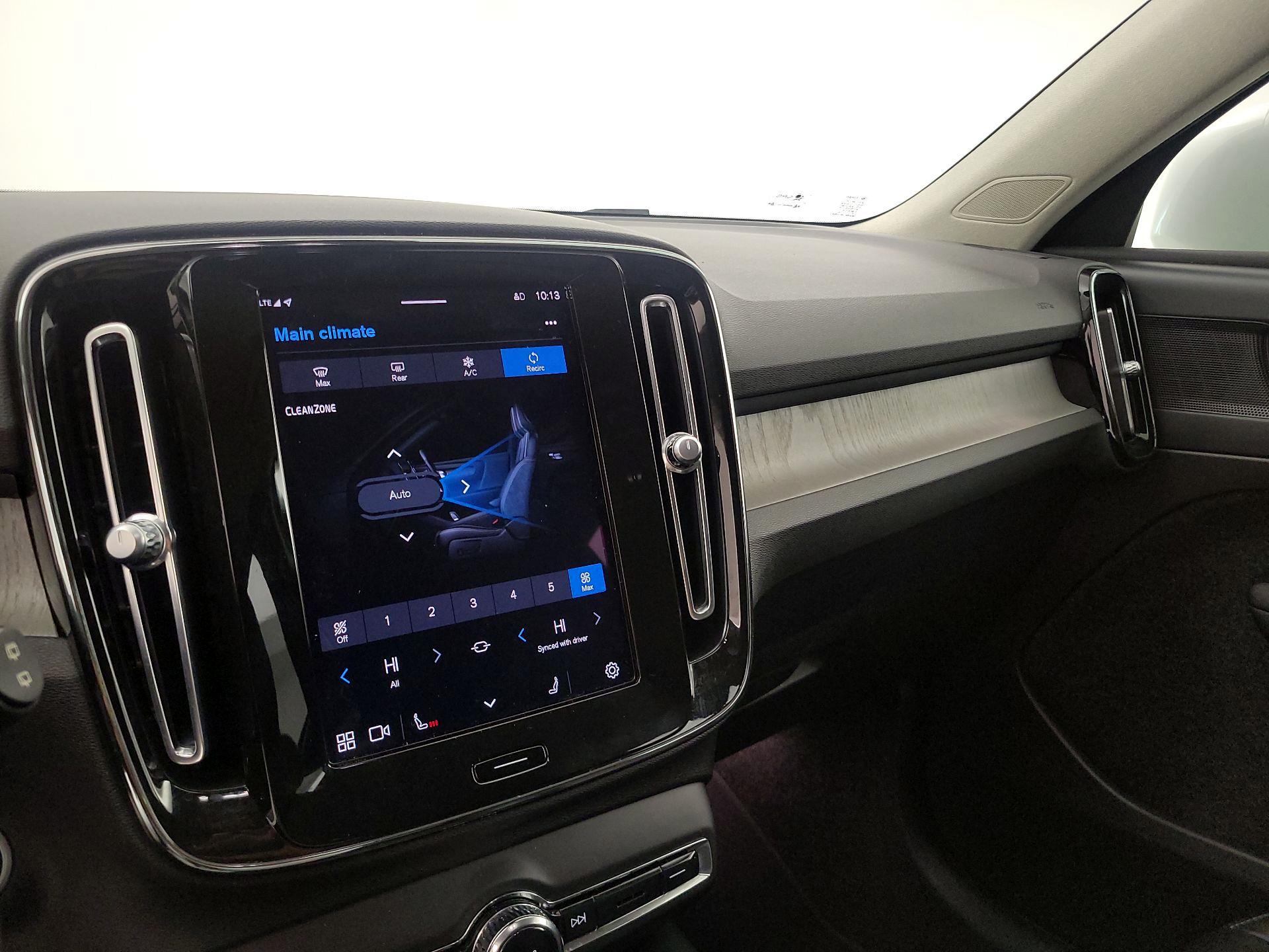 Thumbnail: 2023 Volvo XC40 - 17