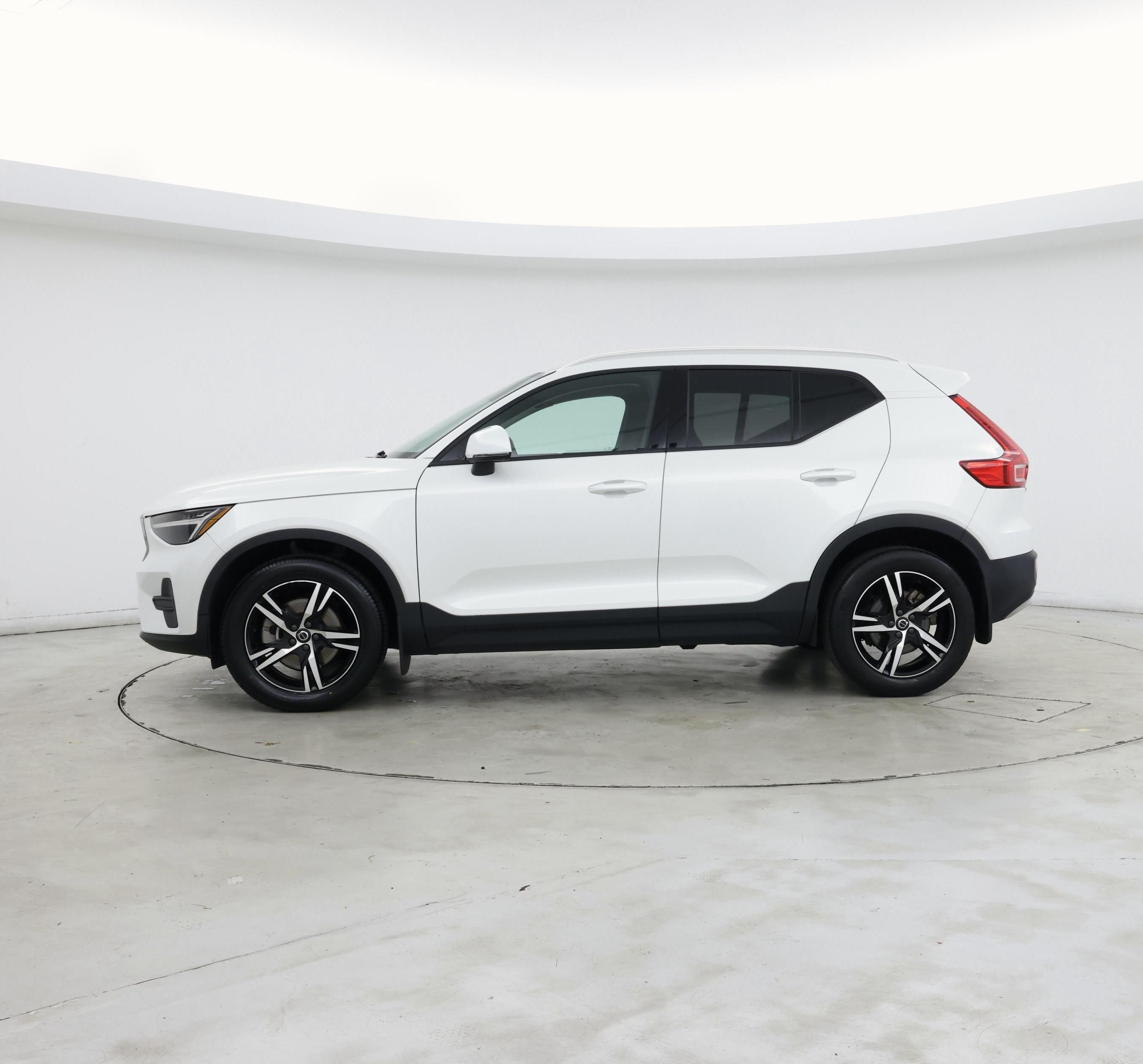 Thumbnail: 2023 Volvo XC40 - 3