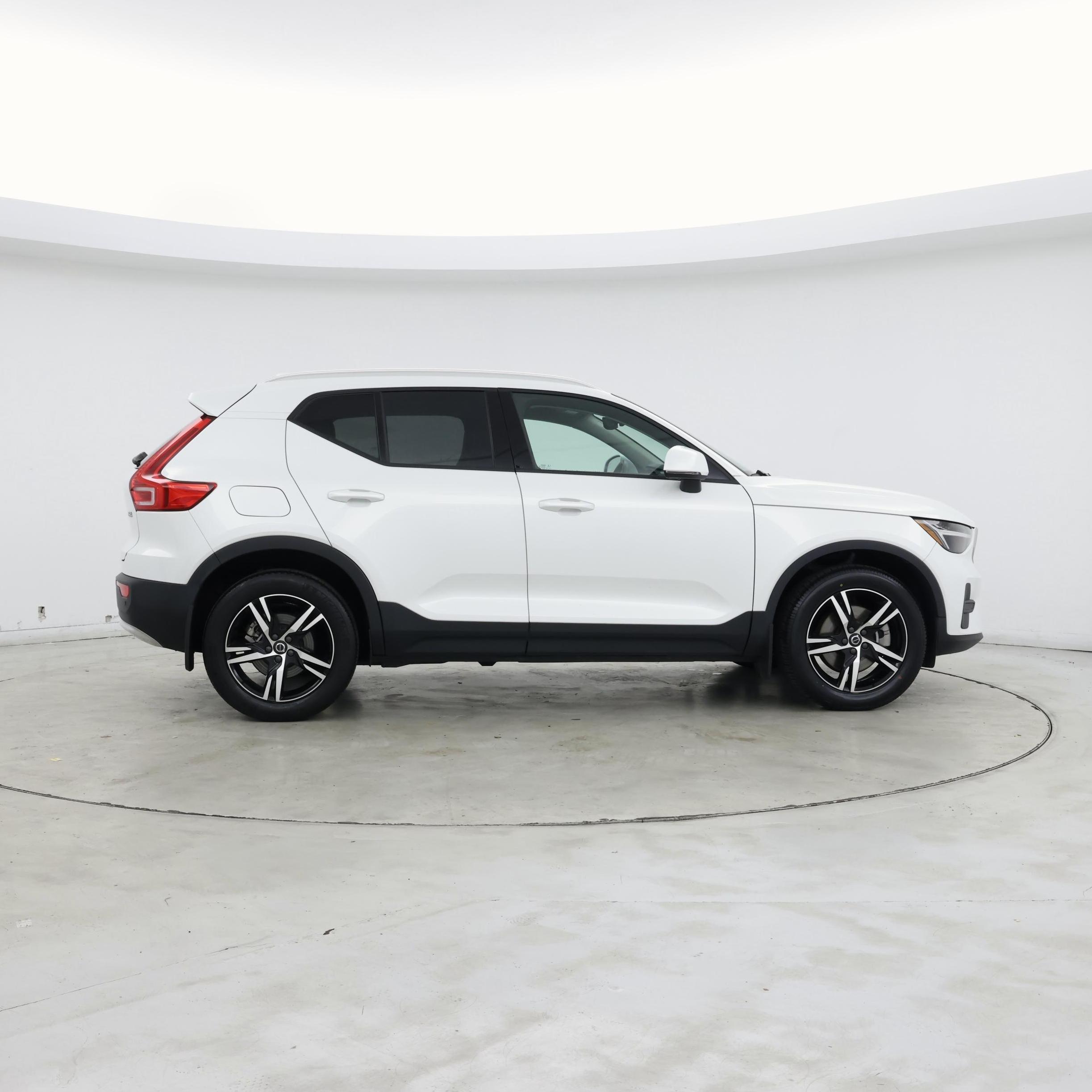 Thumbnail: 2023 Volvo XC40 - 7