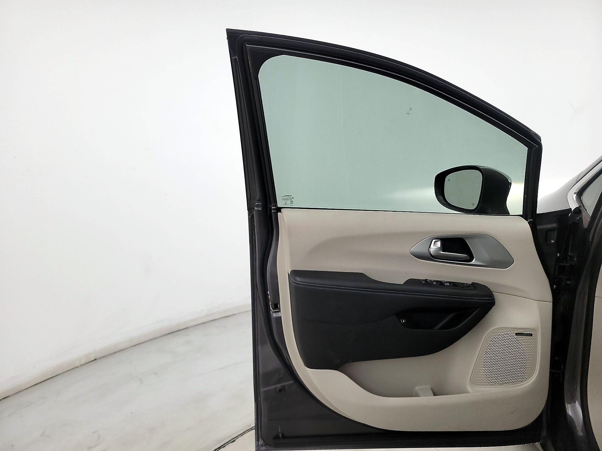 Thumbnail: 2018 Chrysler Pacifica - 12