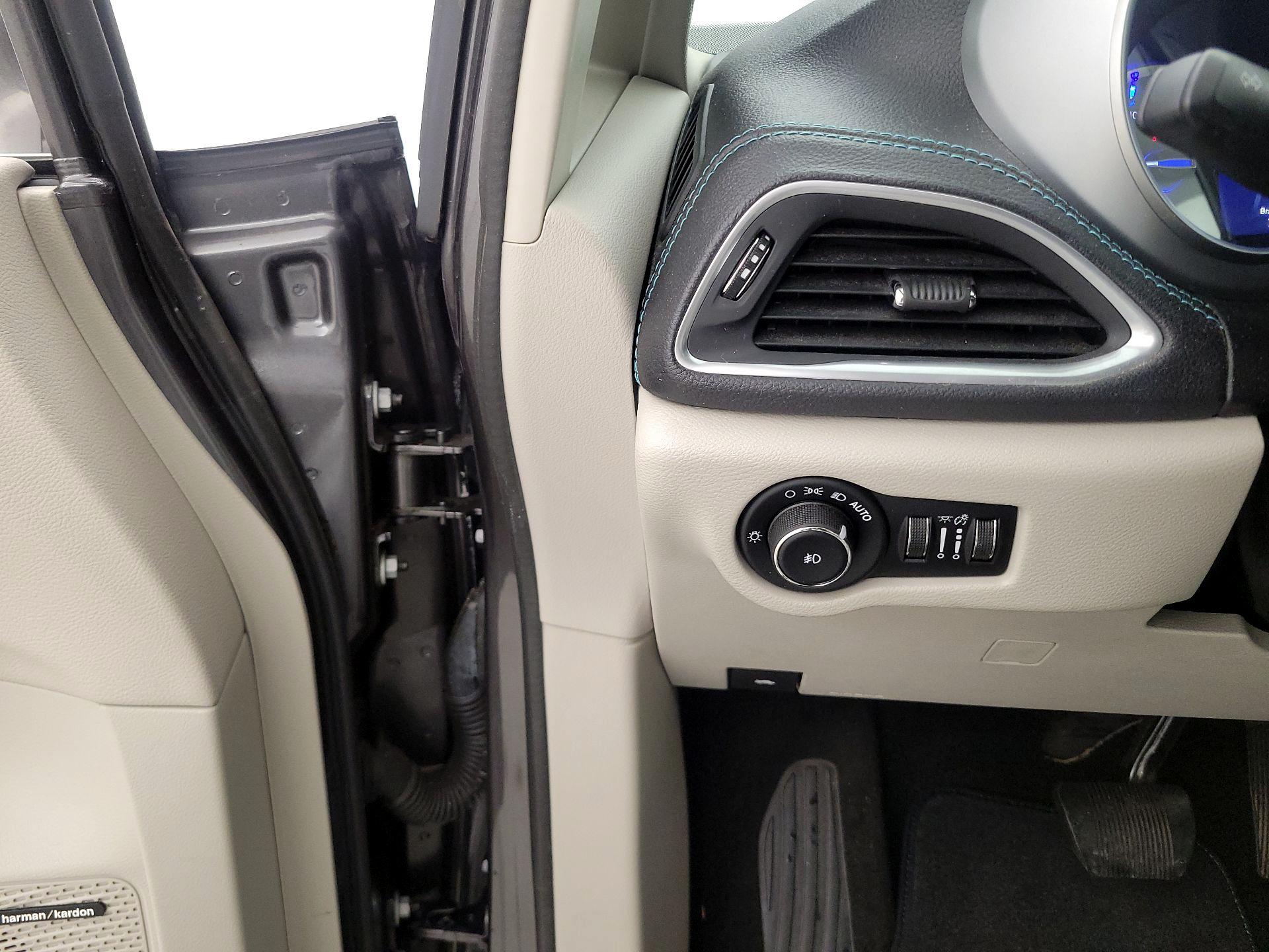 Thumbnail: 2018 Chrysler Pacifica - 13