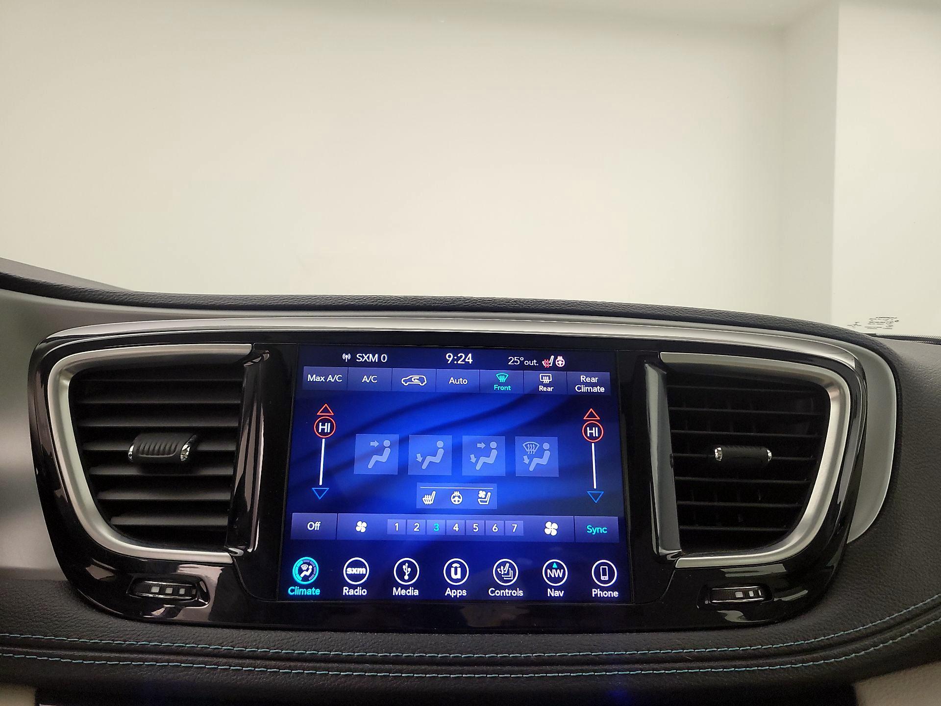 Thumbnail: 2018 Chrysler Pacifica - 17