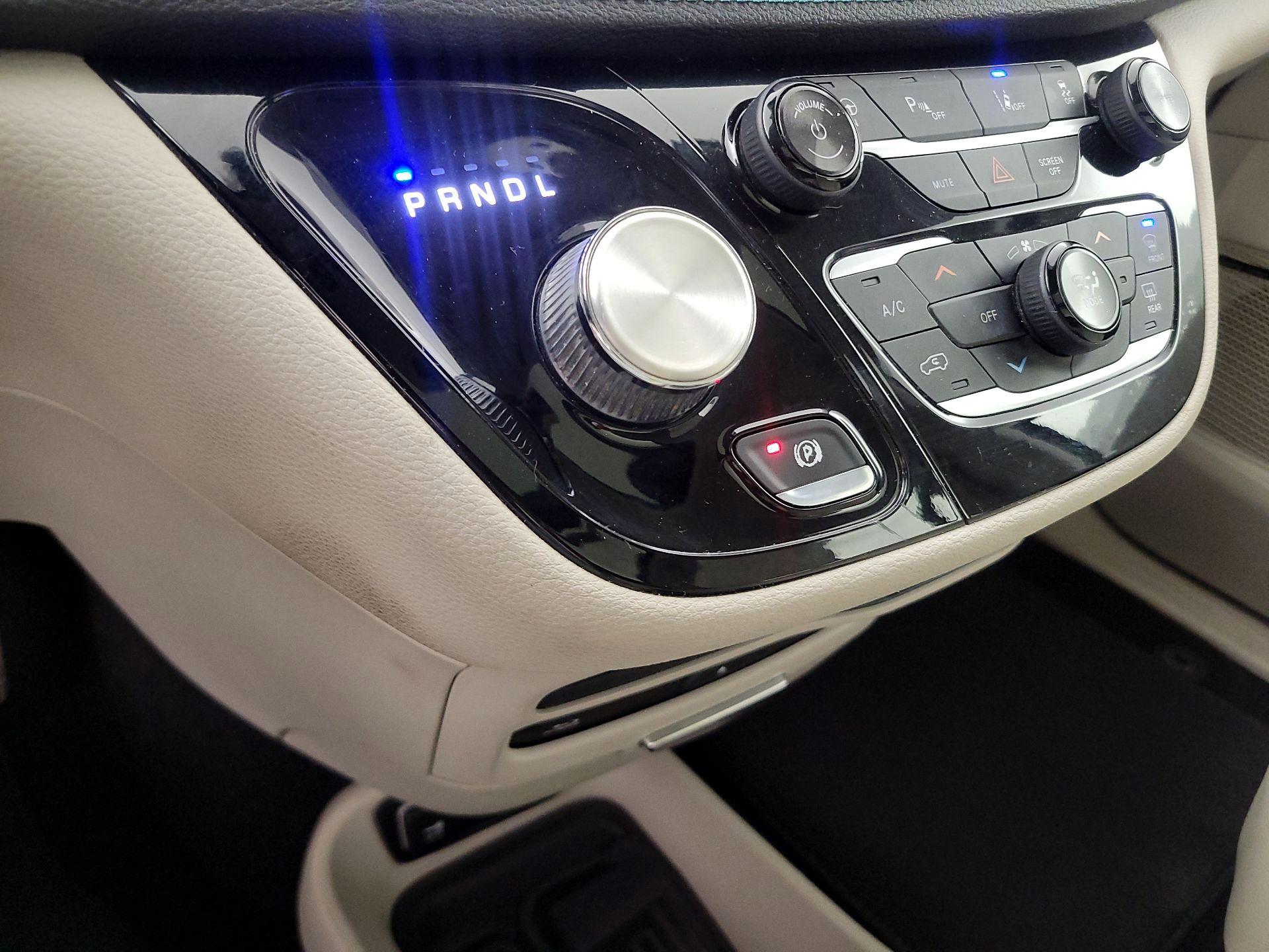 Thumbnail: 2018 Chrysler Pacifica - 18