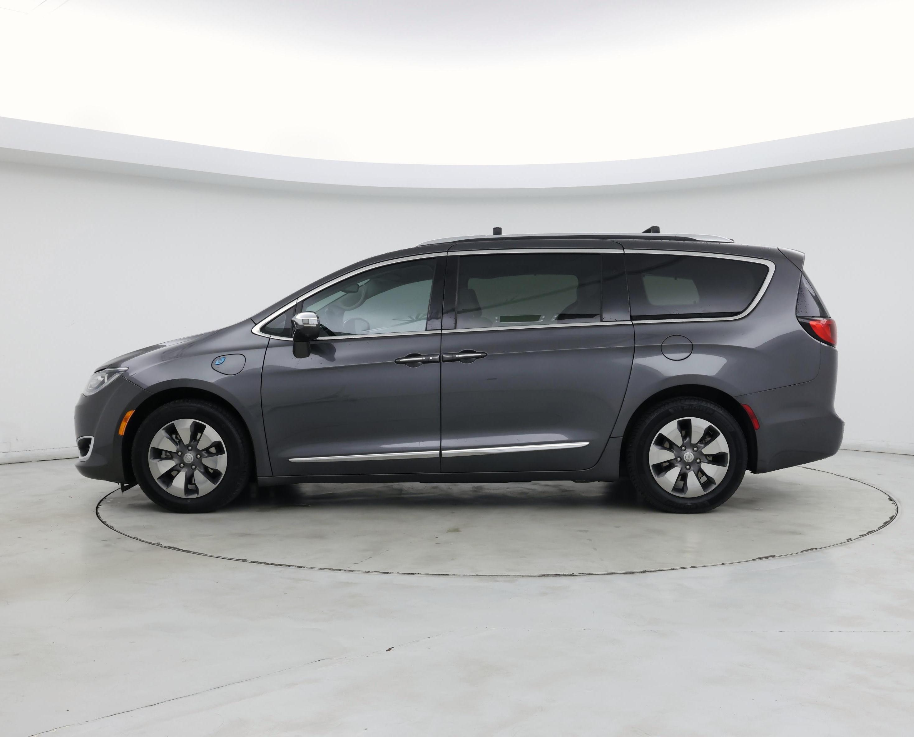 Thumbnail: 2018 Chrysler Pacifica - 3