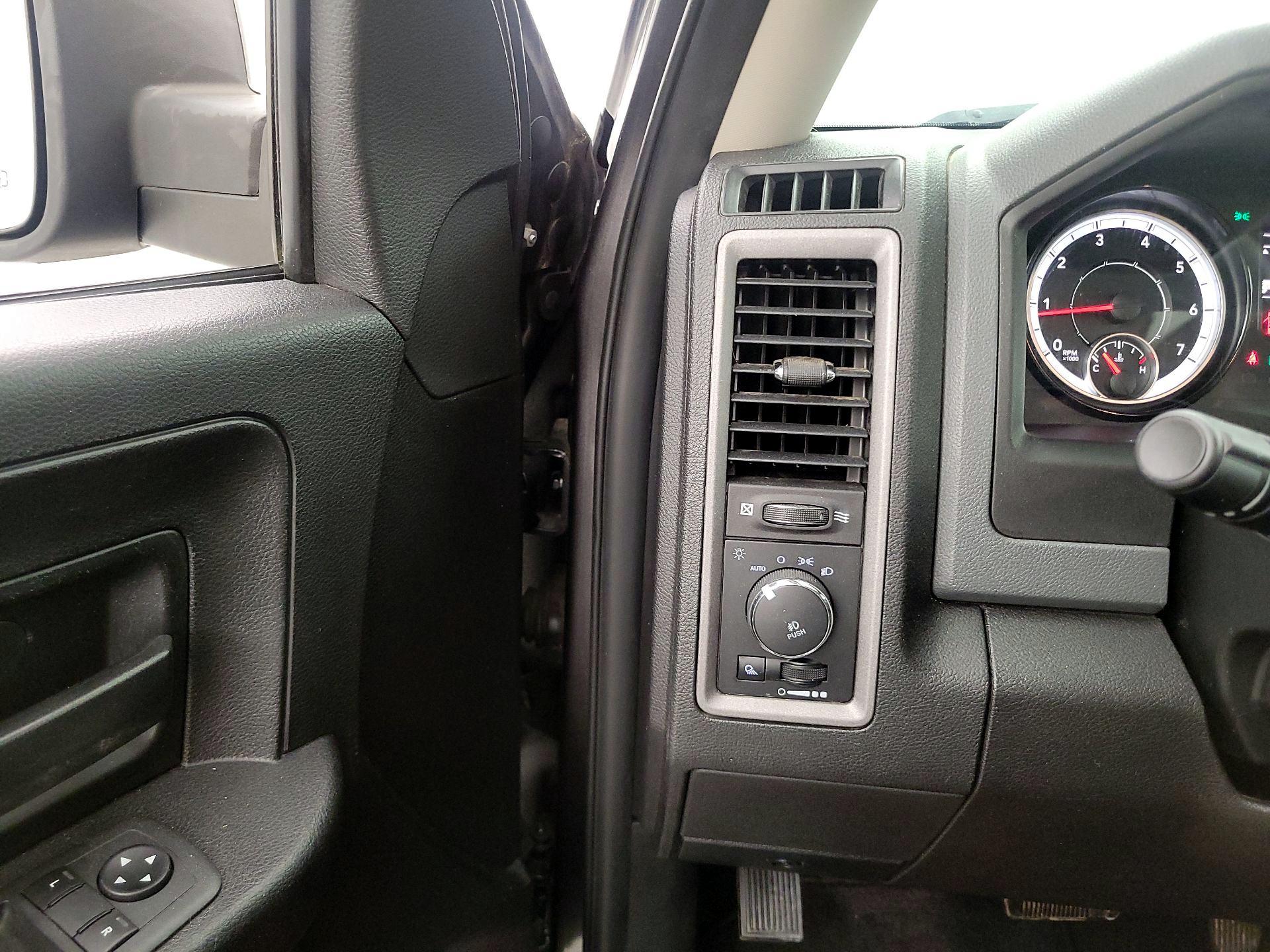 Thumbnail: 2019 RAM 1500 Classic - 13