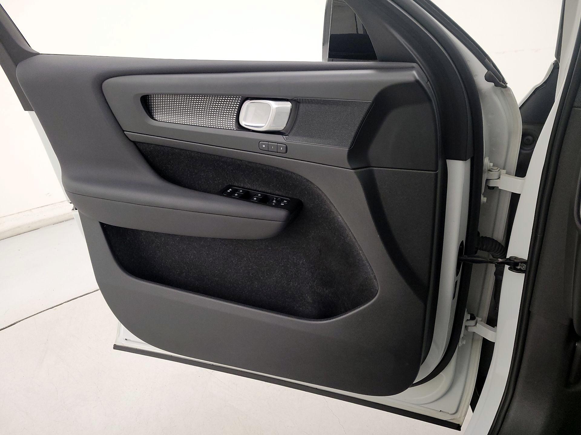 Thumbnail: 2021 Volvo XC40 - 12