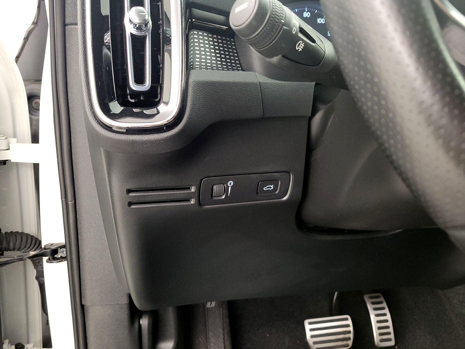 Thumbnail: 2021 Volvo XC40 - 13