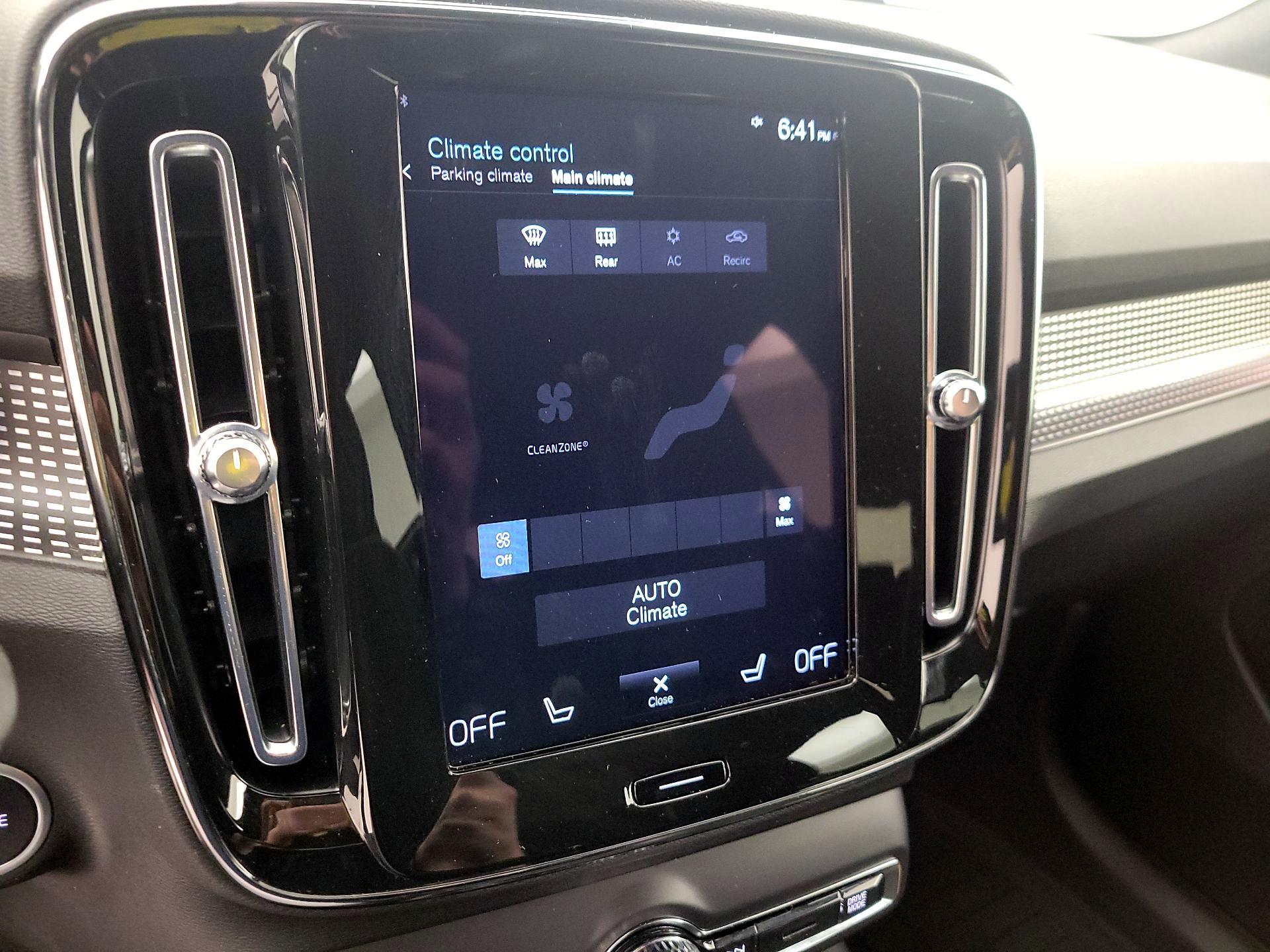 Thumbnail: 2021 Volvo XC40 - 17