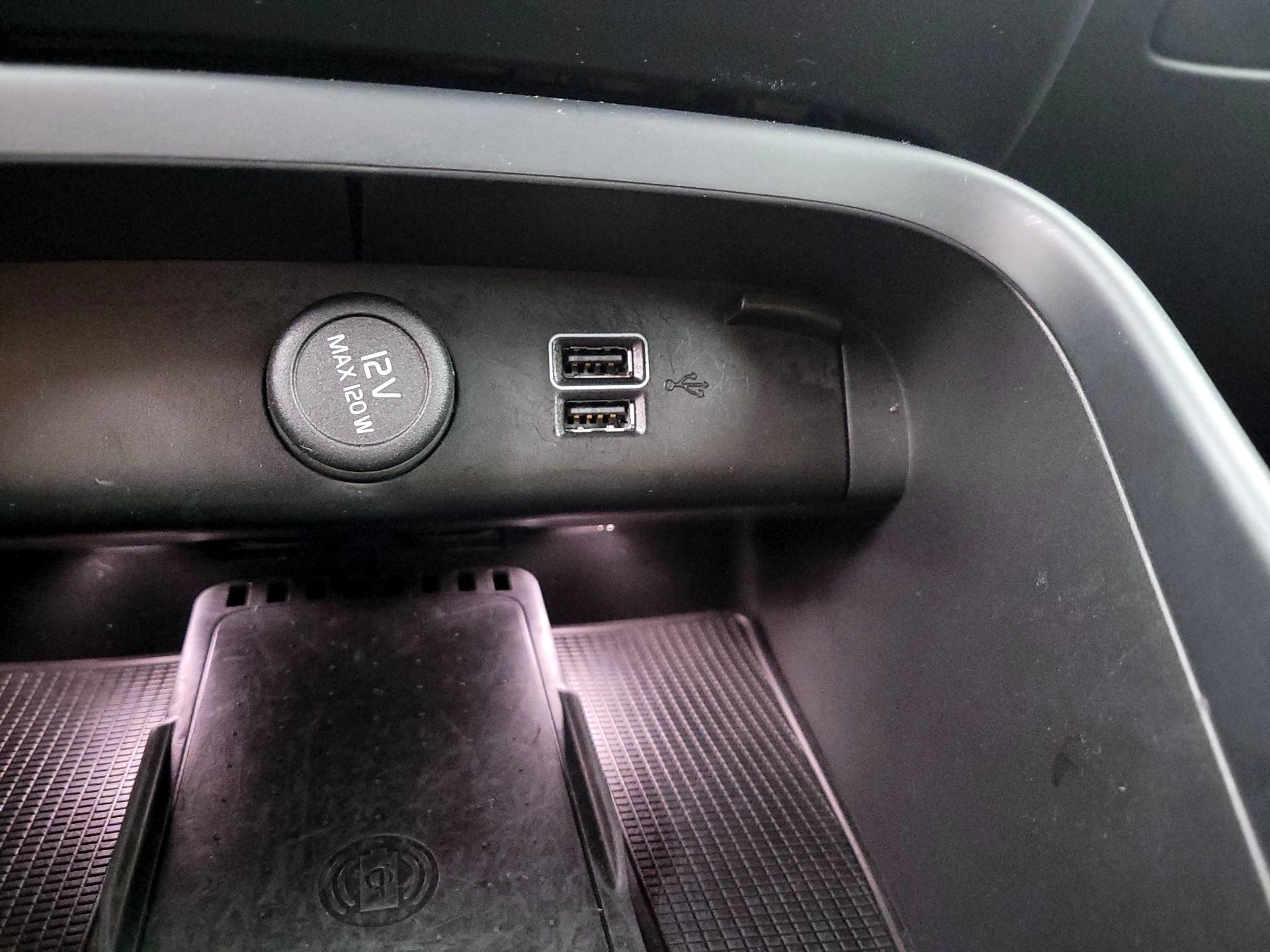 Thumbnail: 2021 Volvo XC40 - 19